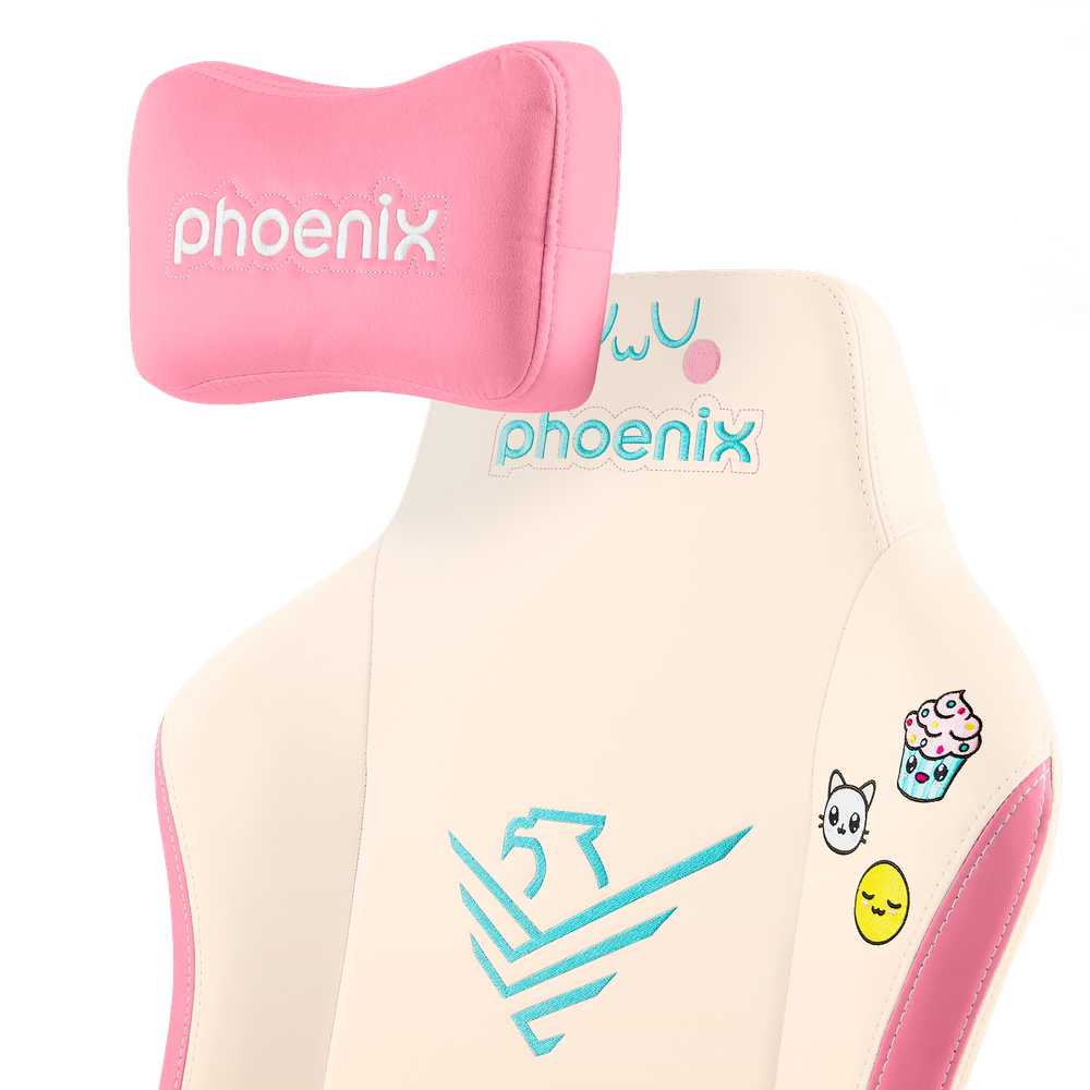 Una silla gamer color crema con acentos rosas, pegatinas y logo "Phoenix".