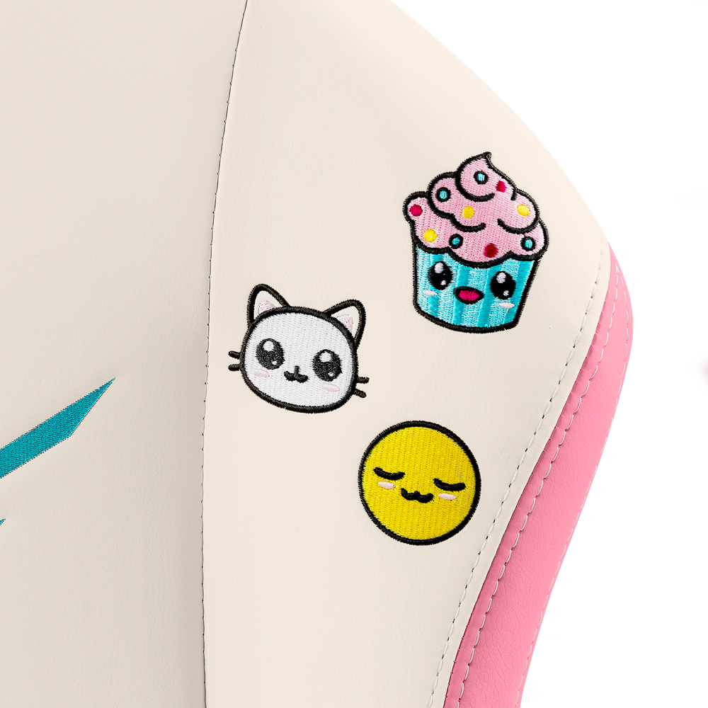 Una silla blanca con parches lindos: gato, cupcake y emoji.