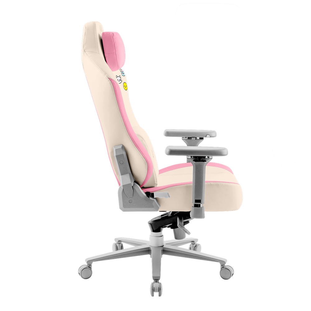 Silla gaming color crema con detalles rosas y pegatinas monas.