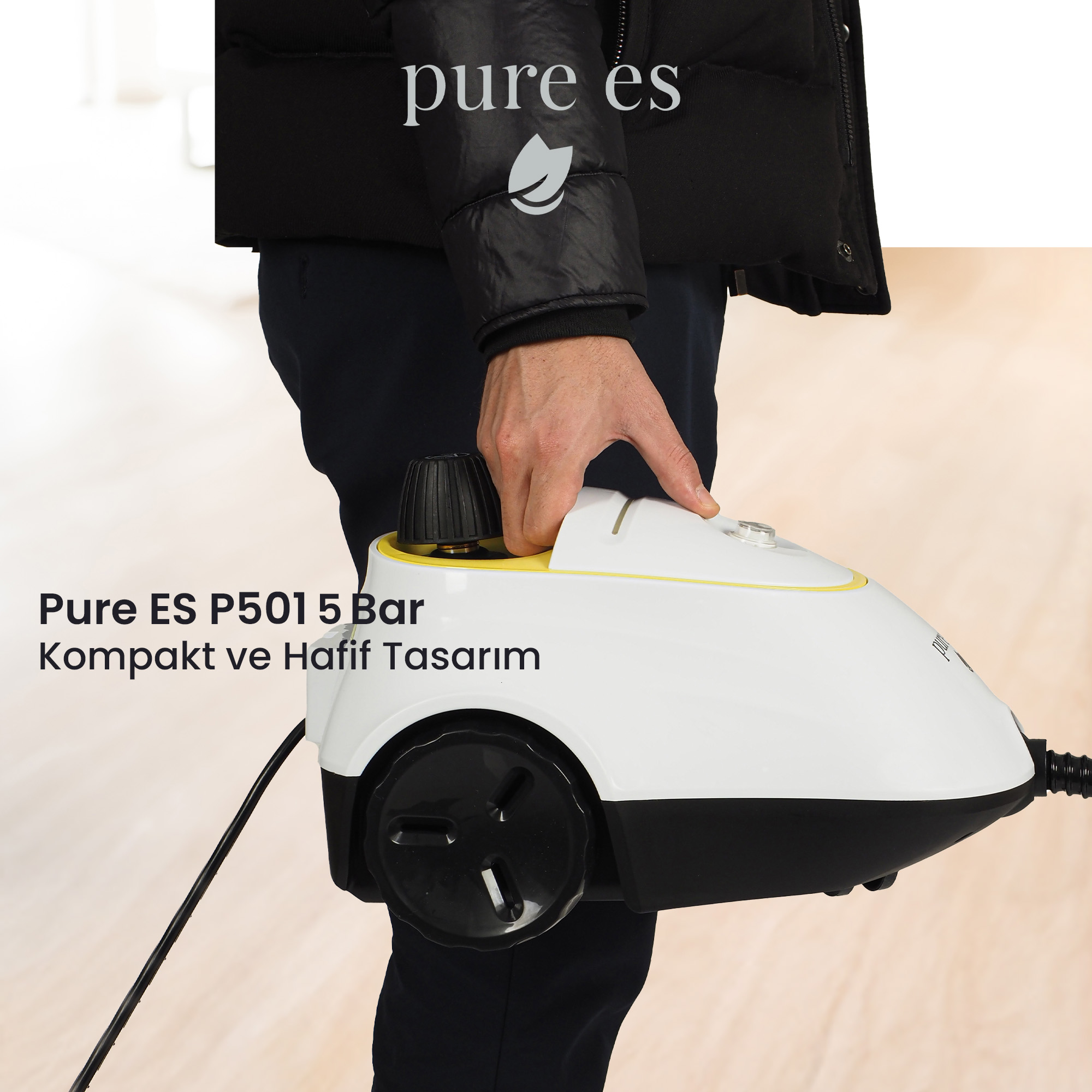 Kişi, sarı vurgulu siyah saplı beyaz buharlı temizleyici tutuyor.