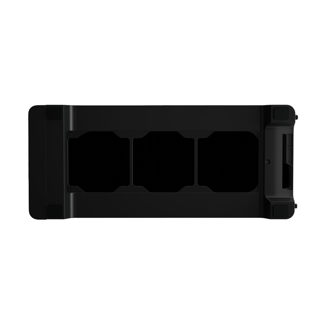 Czarny stojak ładujący dla trzech urządzeń, na białym tle.