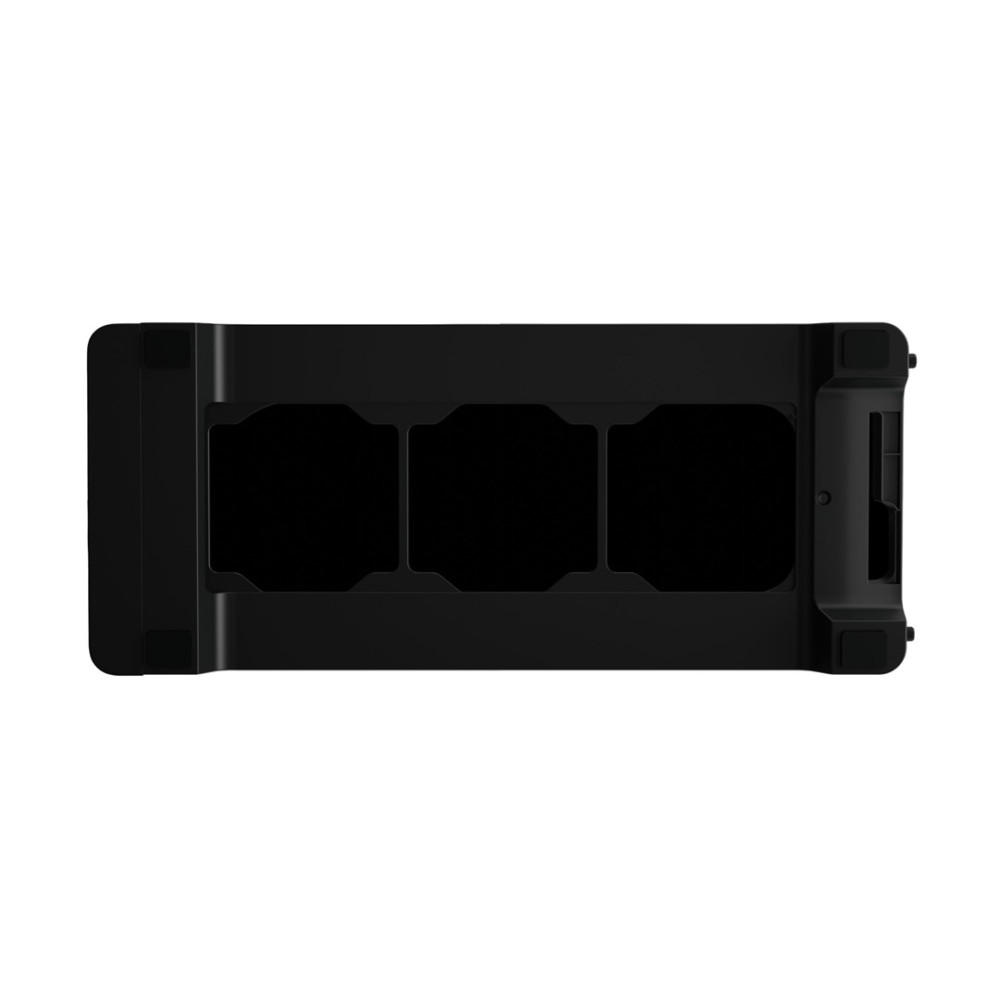 Czarny uchwyt z trzema zatokami na białym tle.