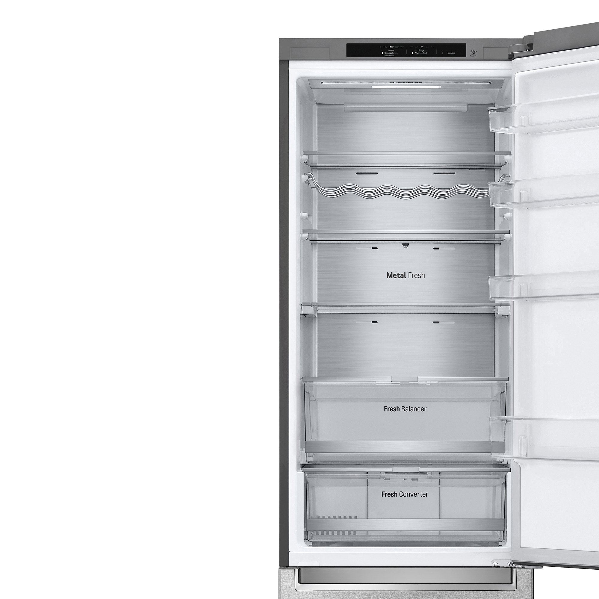 Ein offener Kühlschrank mit mehreren Metallfächern und Schubladen.