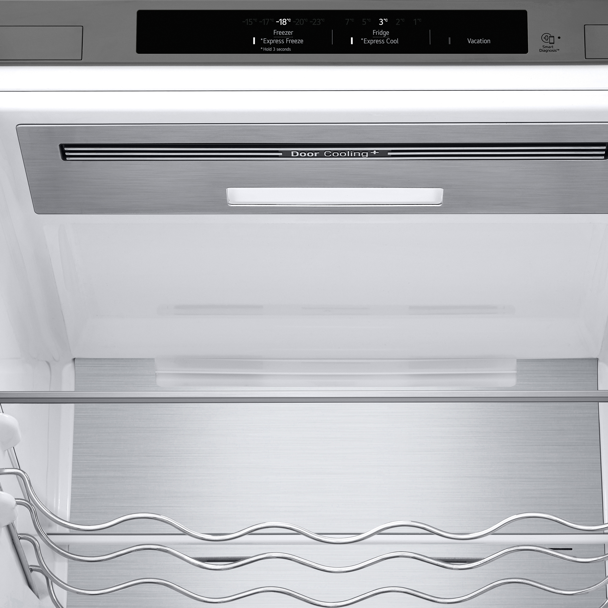 Kühlschrank-Innenraum mit digitaler Anzeige und Flaschenablage.