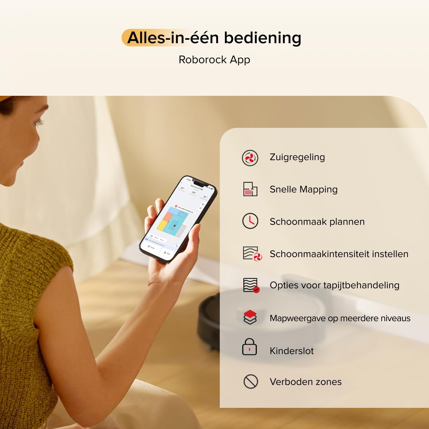 Une femme tient un smartphone avec une application robot. Les fonctionnalités sont listées.