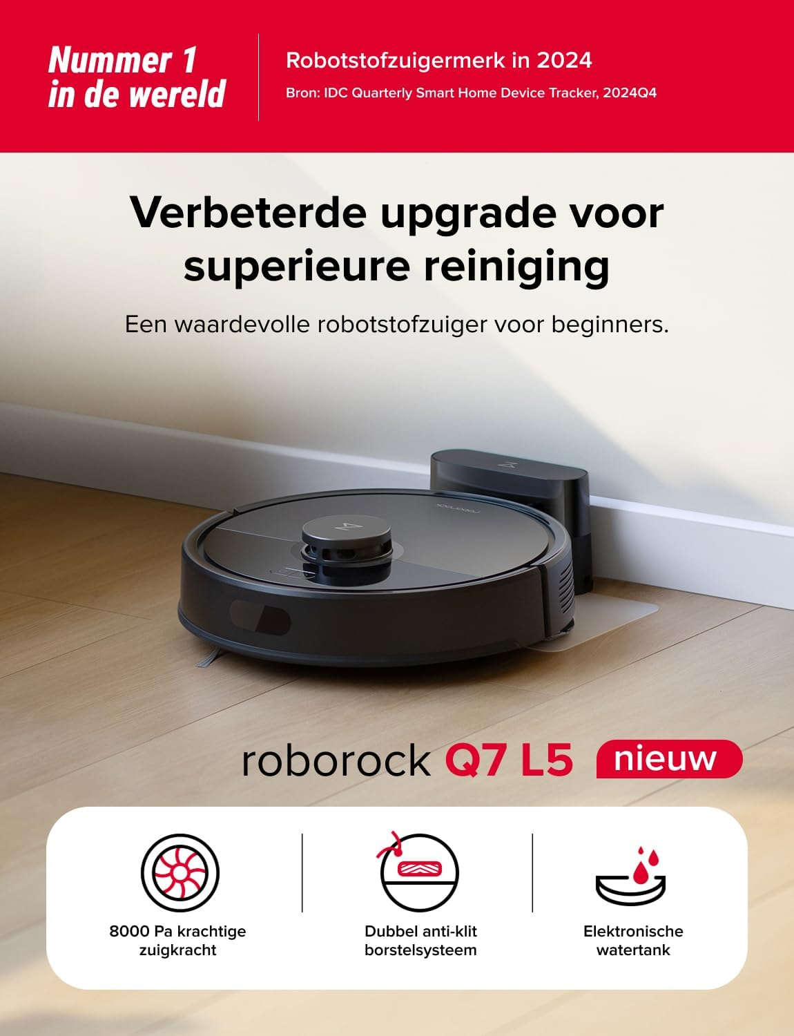 Een zwarte robotstofzuiger staat op een houten vloer naast zijn oplaaddock.