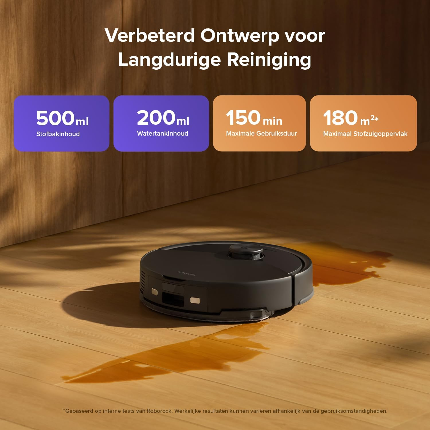Aspirateur robot noir sur parquet avec tache liquide. Spécifications : 500ml réservoir poussière.