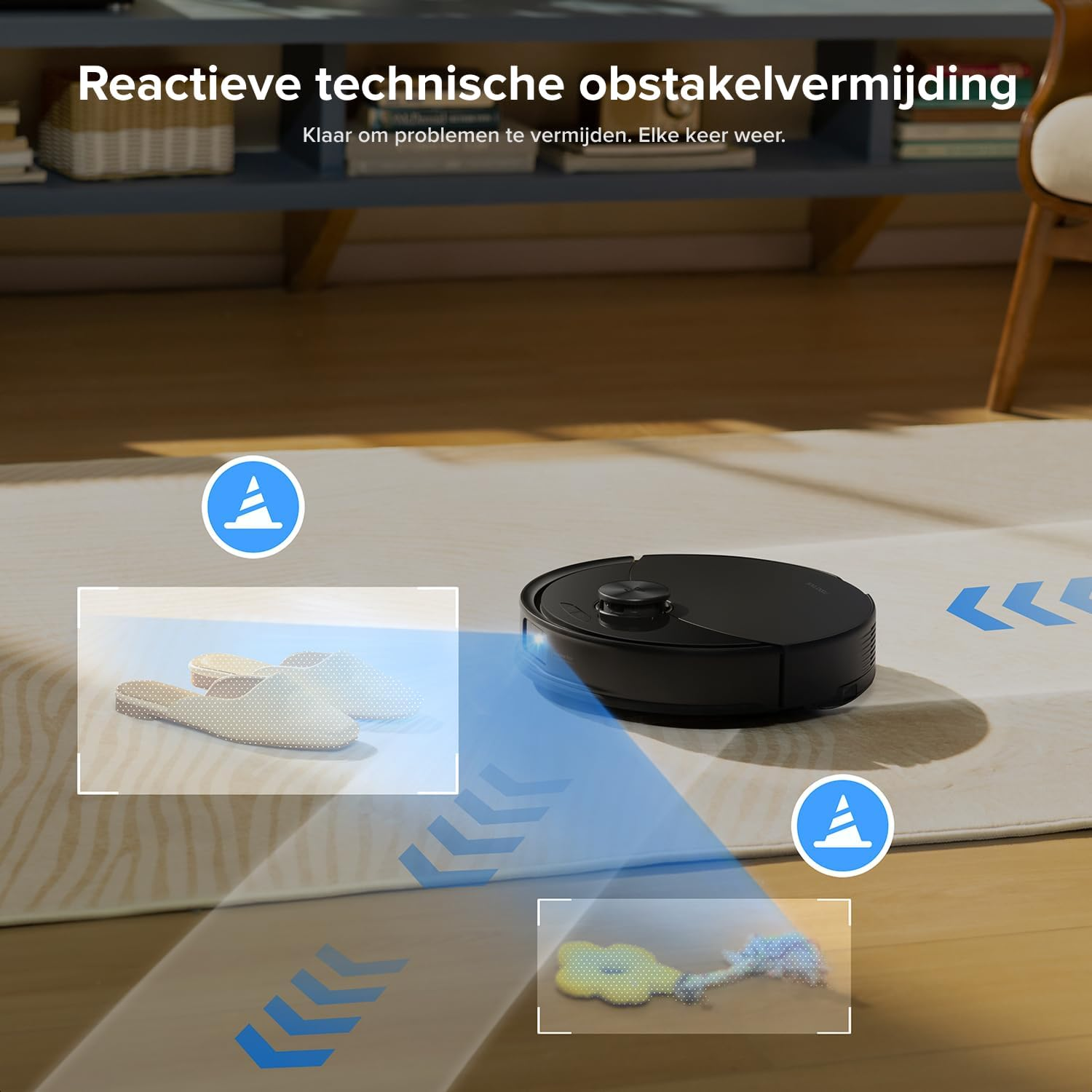 Un robot aspirateur noir détecte des chaussons et un jouet. Évite les obstacles.