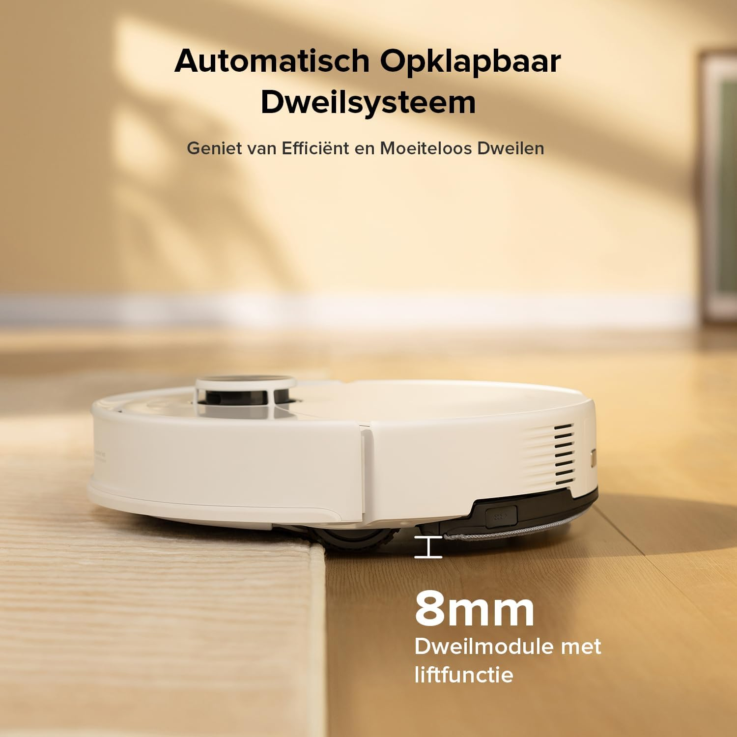 Een witte robotstofzuiger rijdt een kleed op. 8mm dweilmodule met liftfunctie.