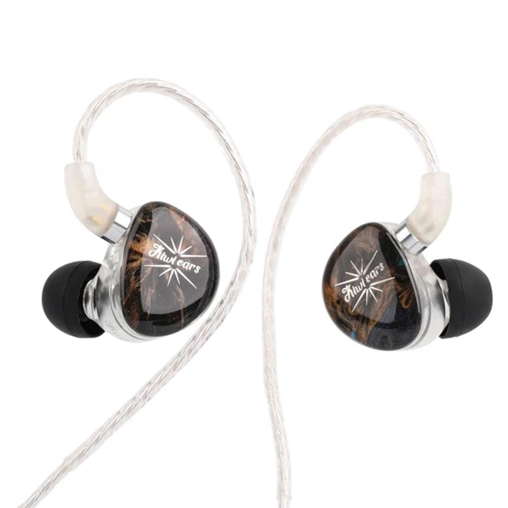 Mermerimsi kahverengi ve siyah gövdeli, beyaz kablolu bir çift Kiwi Ears kulak içi monitör.
