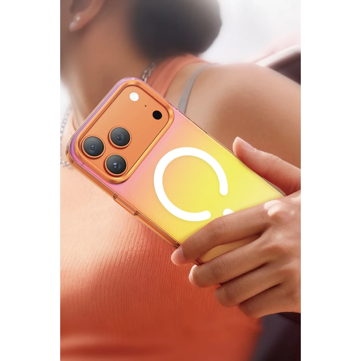 Bir el, sarı halkalı dört kameralı bir telefon tutuyor.