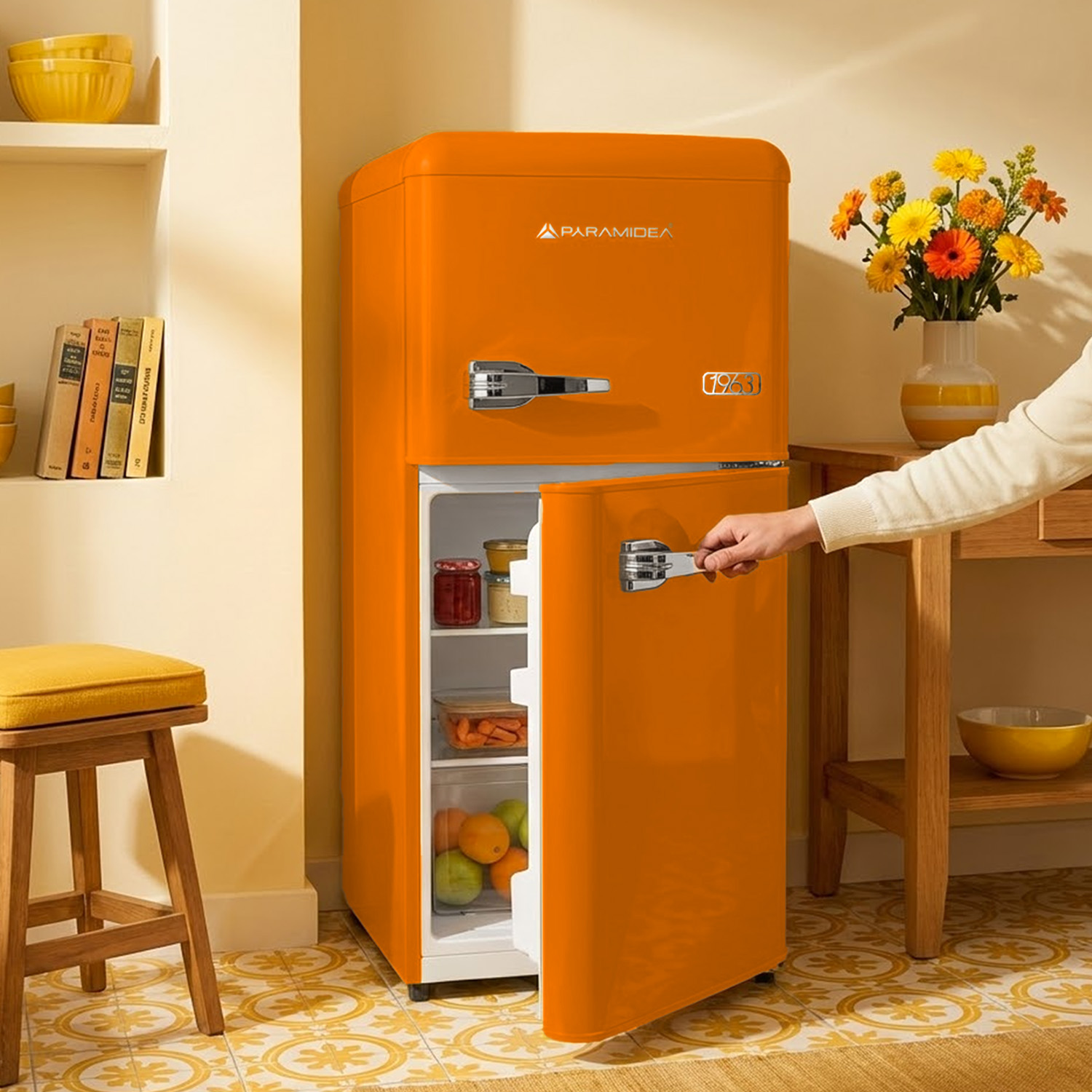 Un frigorifero arancione con porta aperta, pieno di cibo. Uno sgabello e fiori sullo sfondo.
