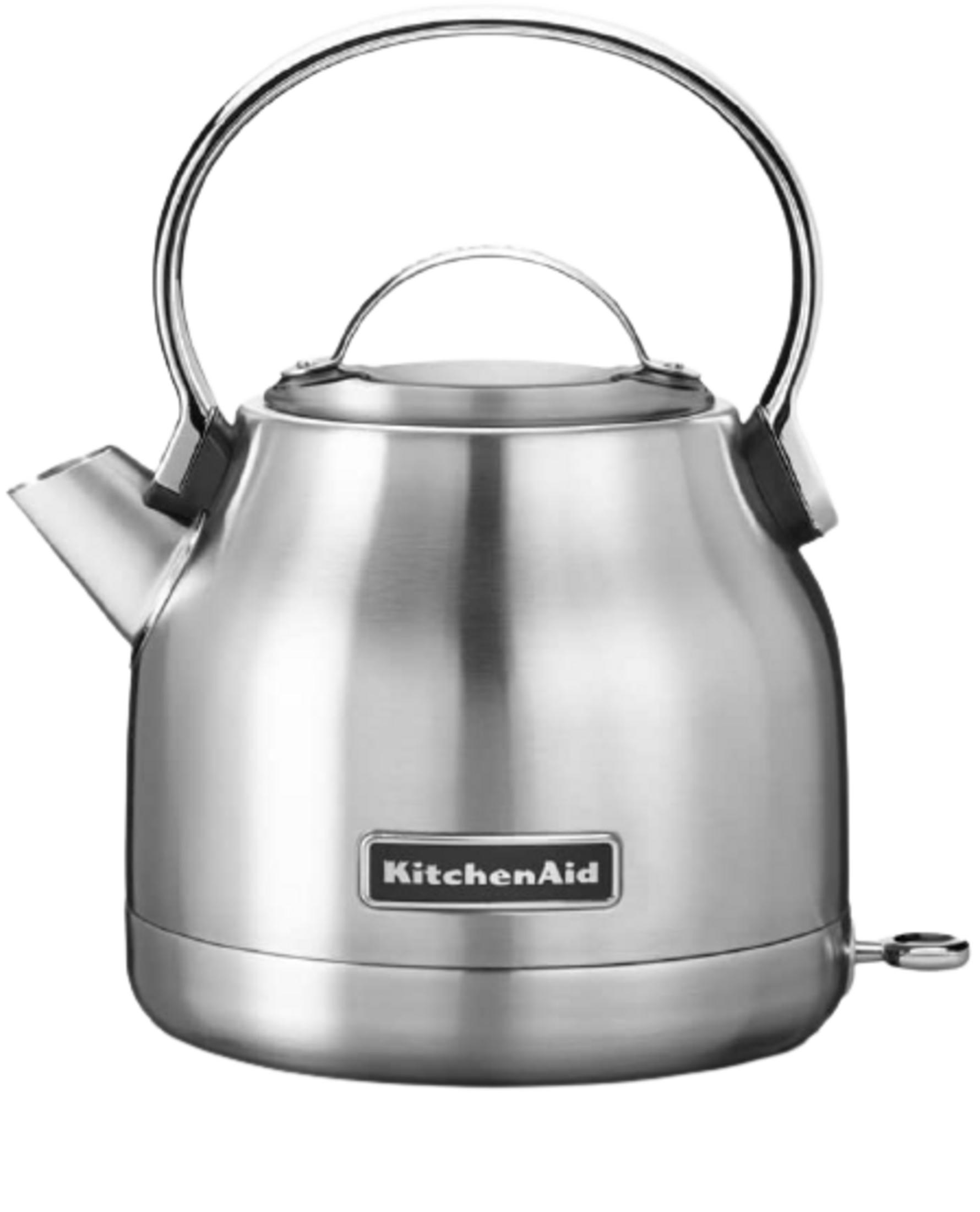 Zilverkleurige roestvrijstalen waterkoker met handvat en tuit, KitchenAid logo.