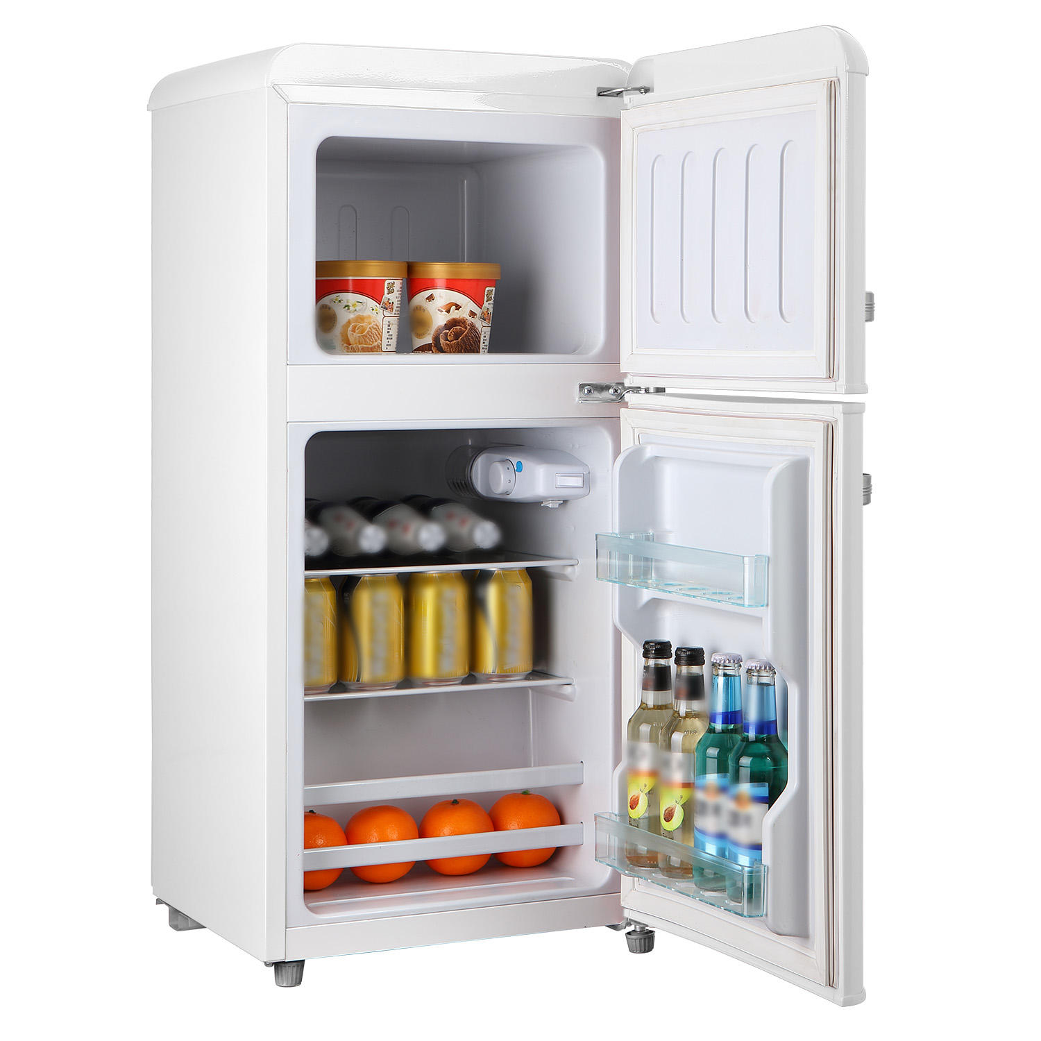 Un frigorifero bianco con porta aperta, fornito di gelati, lattine e bottiglie.