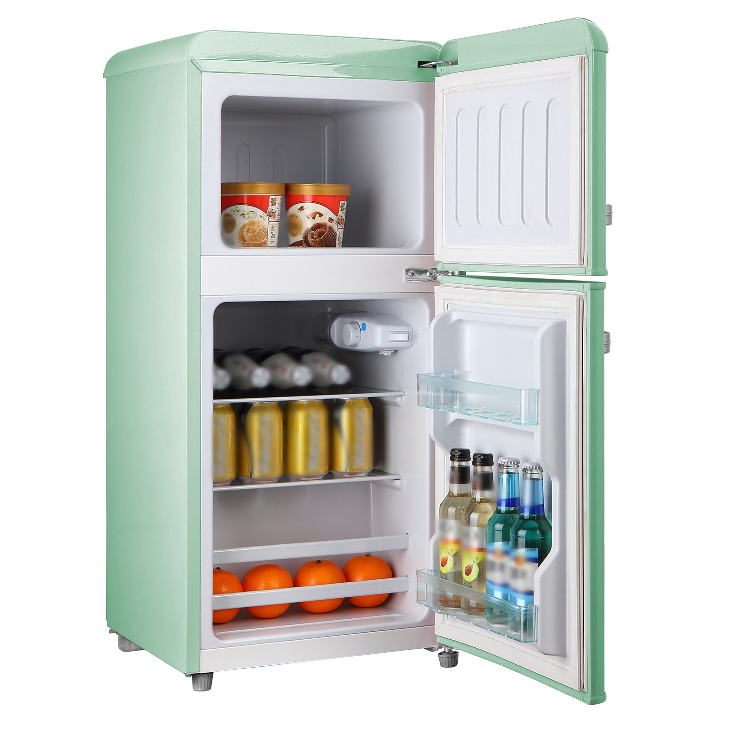 Un frigorifero verde chiaro con la porta aperta, rifornito di gelati, lattine e bottiglie.
