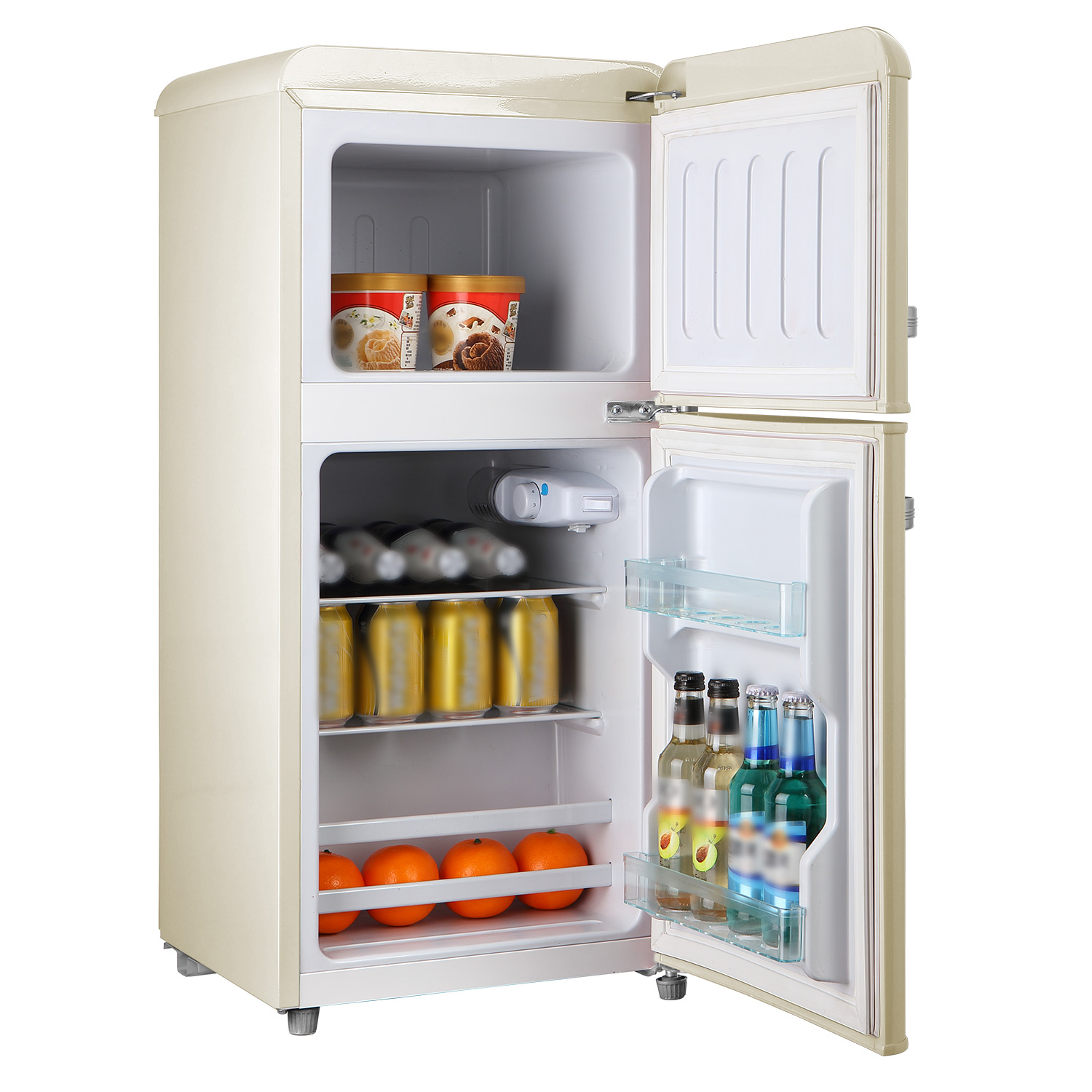 Frigorifero beige con porte aperte, riempito con gelato, bevande e arance.