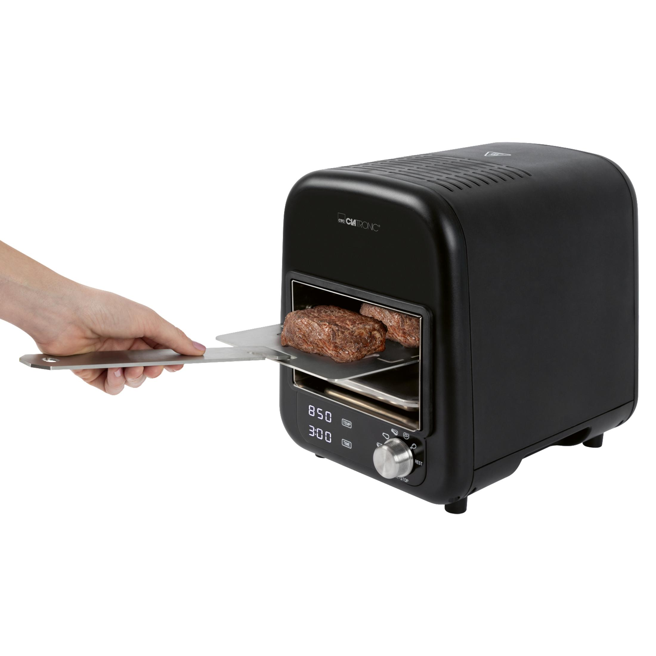 Une main place un steak cru dans un four noir avec écran numérique.