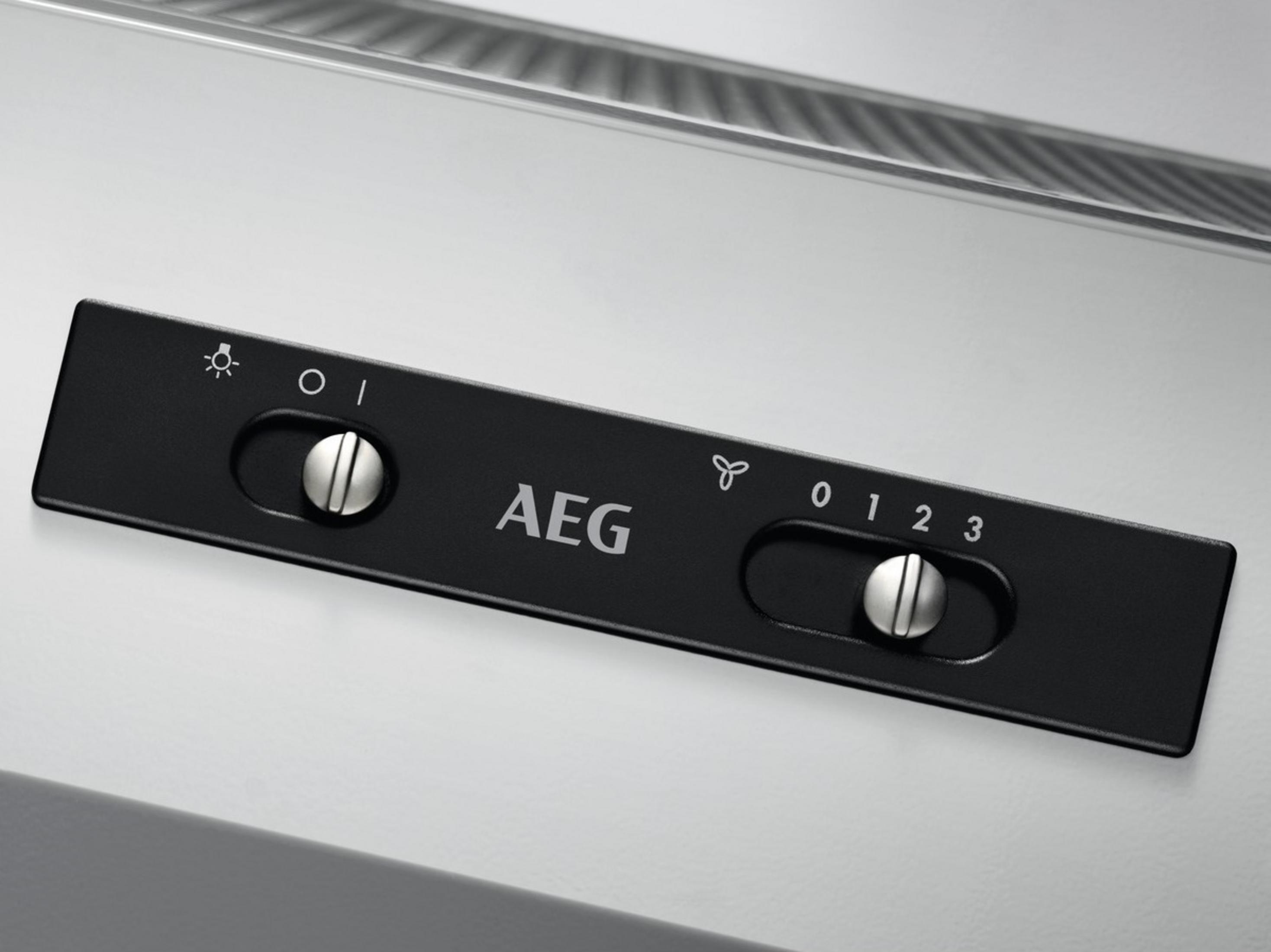 Schwarzes Bedienfeld mit Drehreglern und AEG-Logo. Lüfter- und Lichtsymbole.