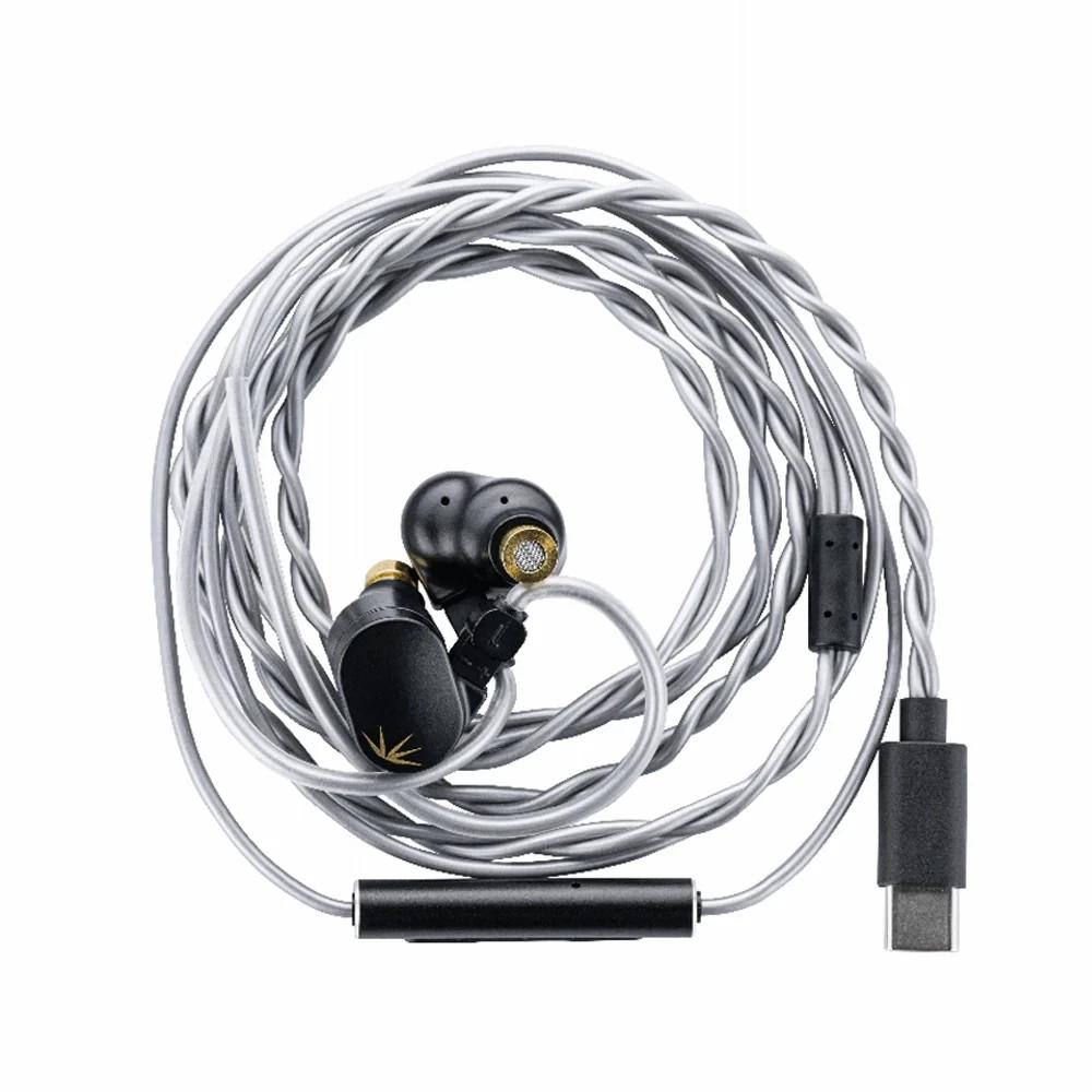 Auricolari neri con cavo argentato e connettore USB-C.