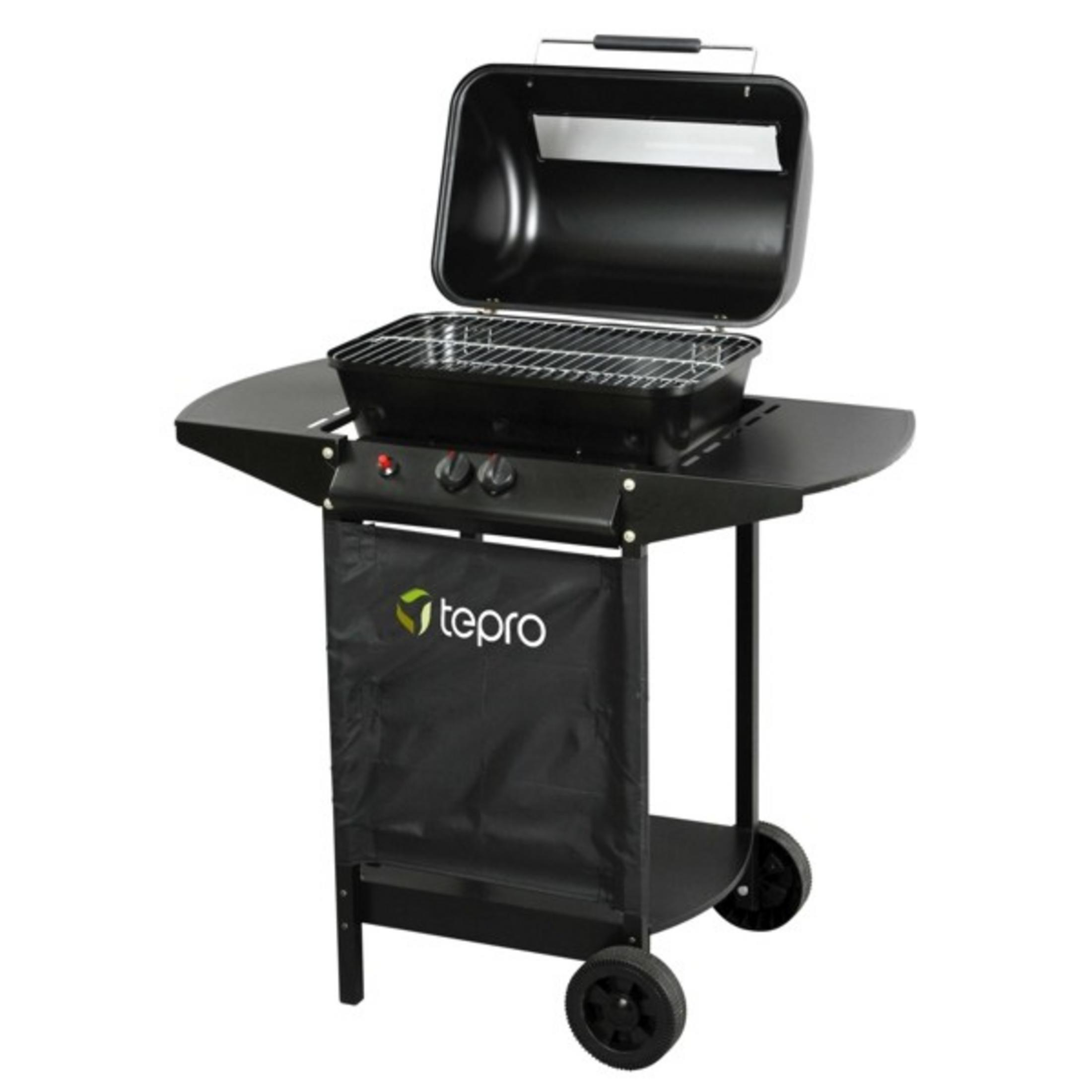 Ein schwarzer Tepro-Grill mit offenem Deckel, Grillrost und Rädern.