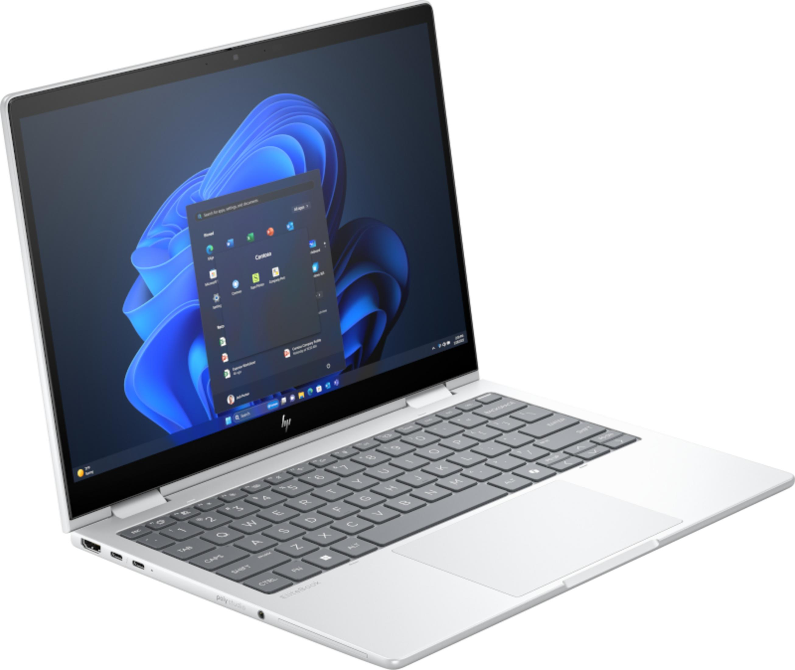 Un laptop argentato con tastiera e touchpad, aperto con sfondo blu.