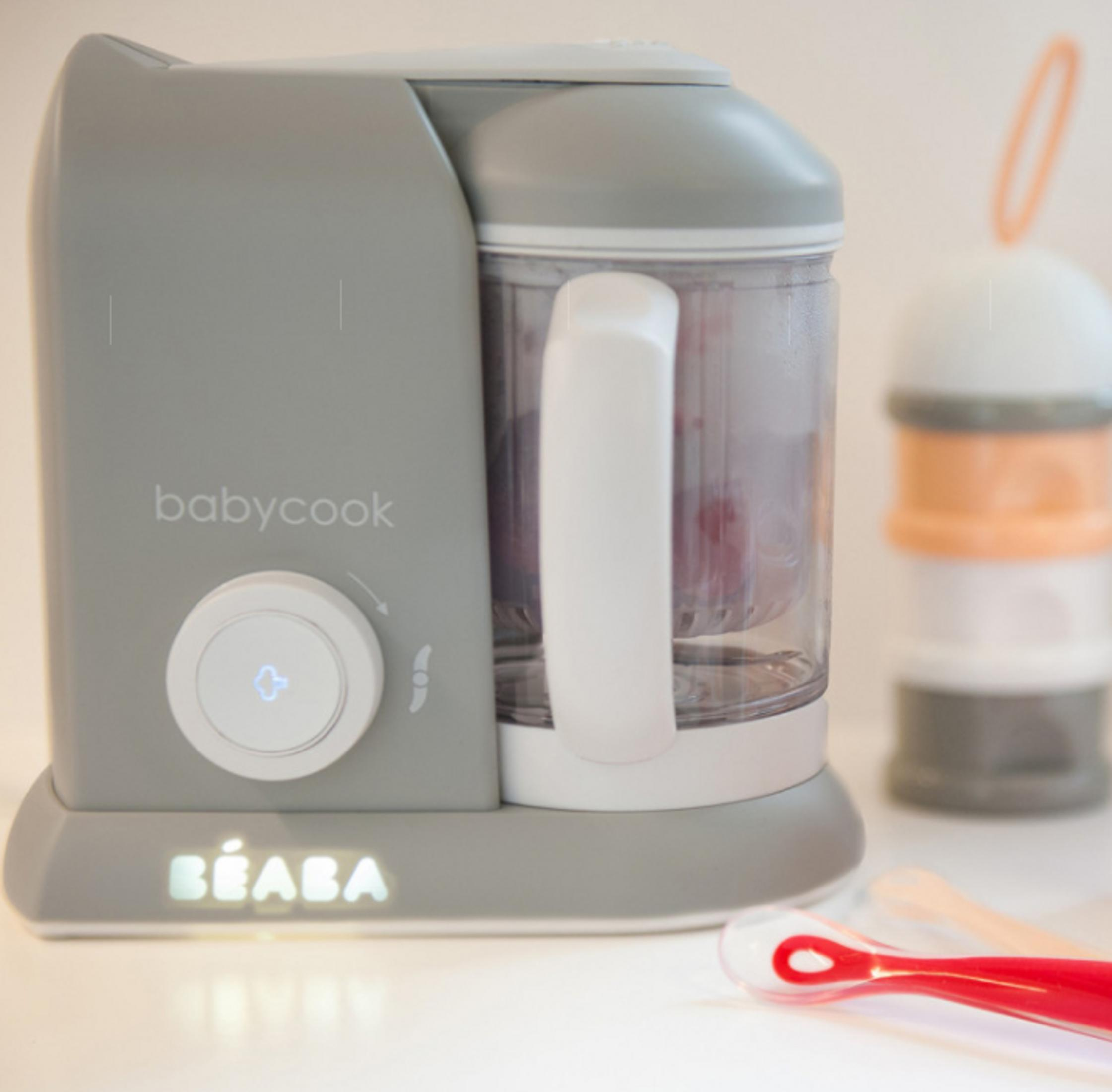 Ein grauer Babybrei-Zubereiter von Béaba mit Babycook-Schriftzug.