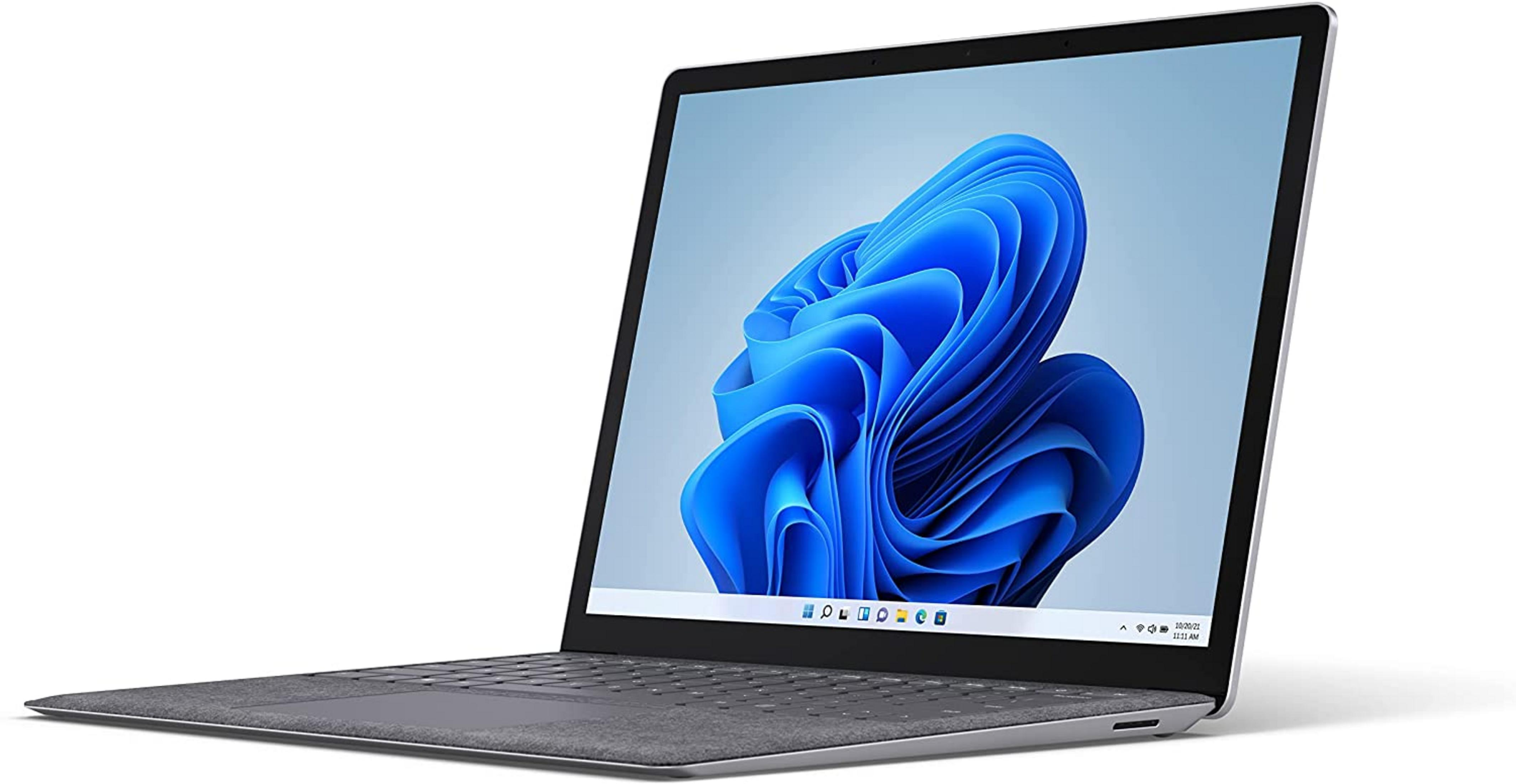 Ein geöffneter Laptop mit grauer Tastatur und einem blauen Hintergrundbild.
