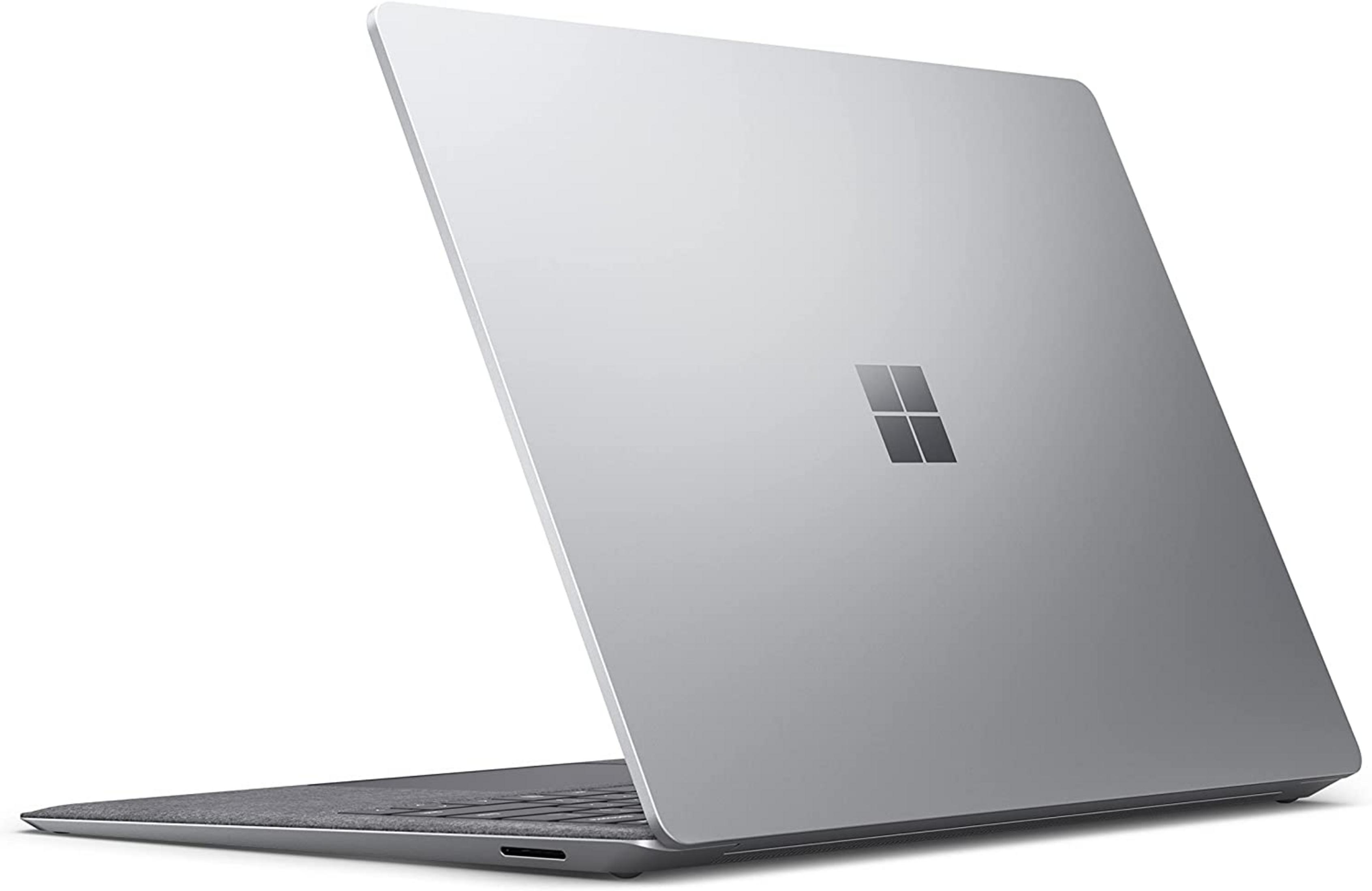 Ein geschlossener silberner Laptop mit dem Microsoft-Logo auf dem Deckel.