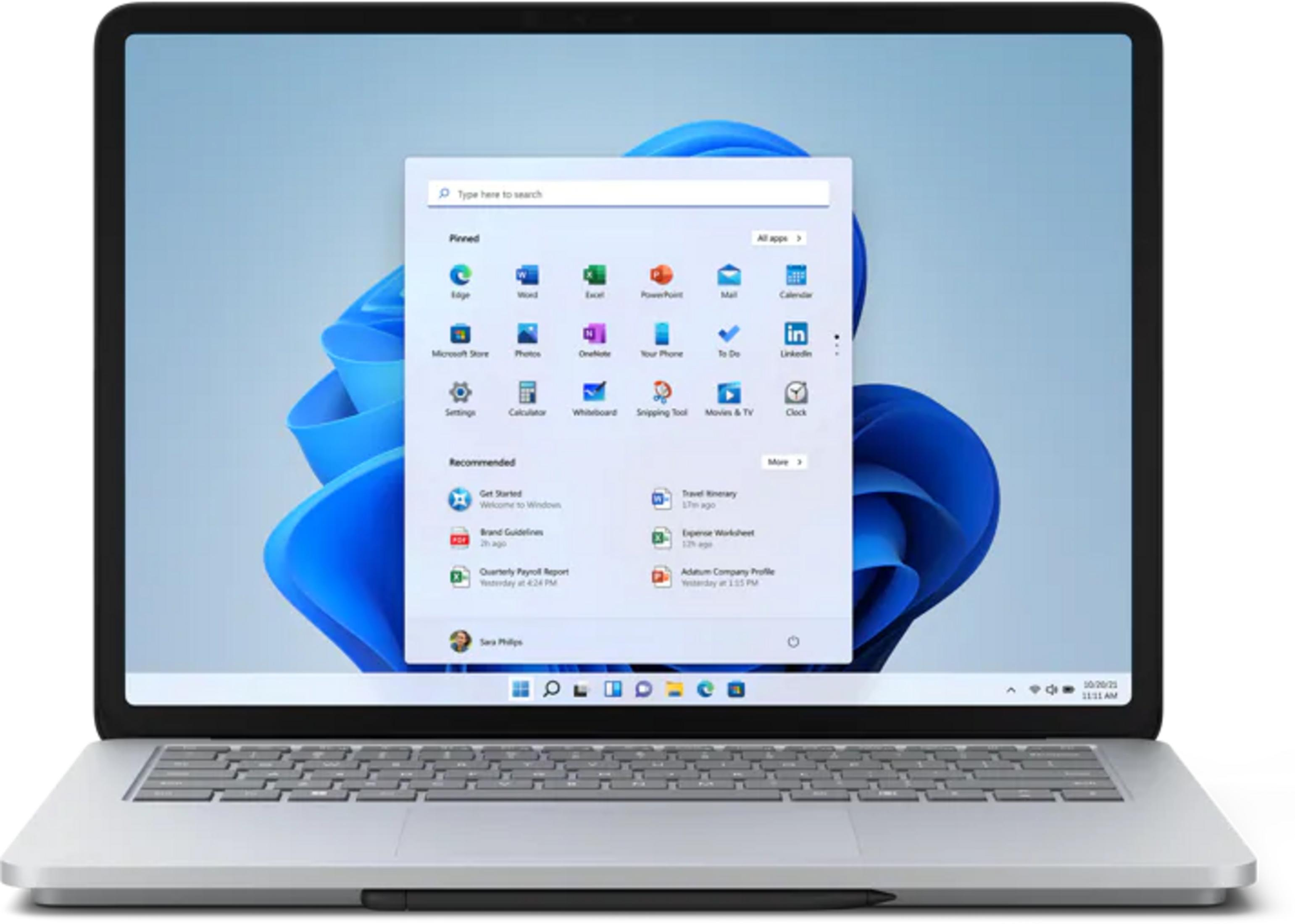Un laptop argentato che mostra il menu Start di Windows 11. Sfondo blu.