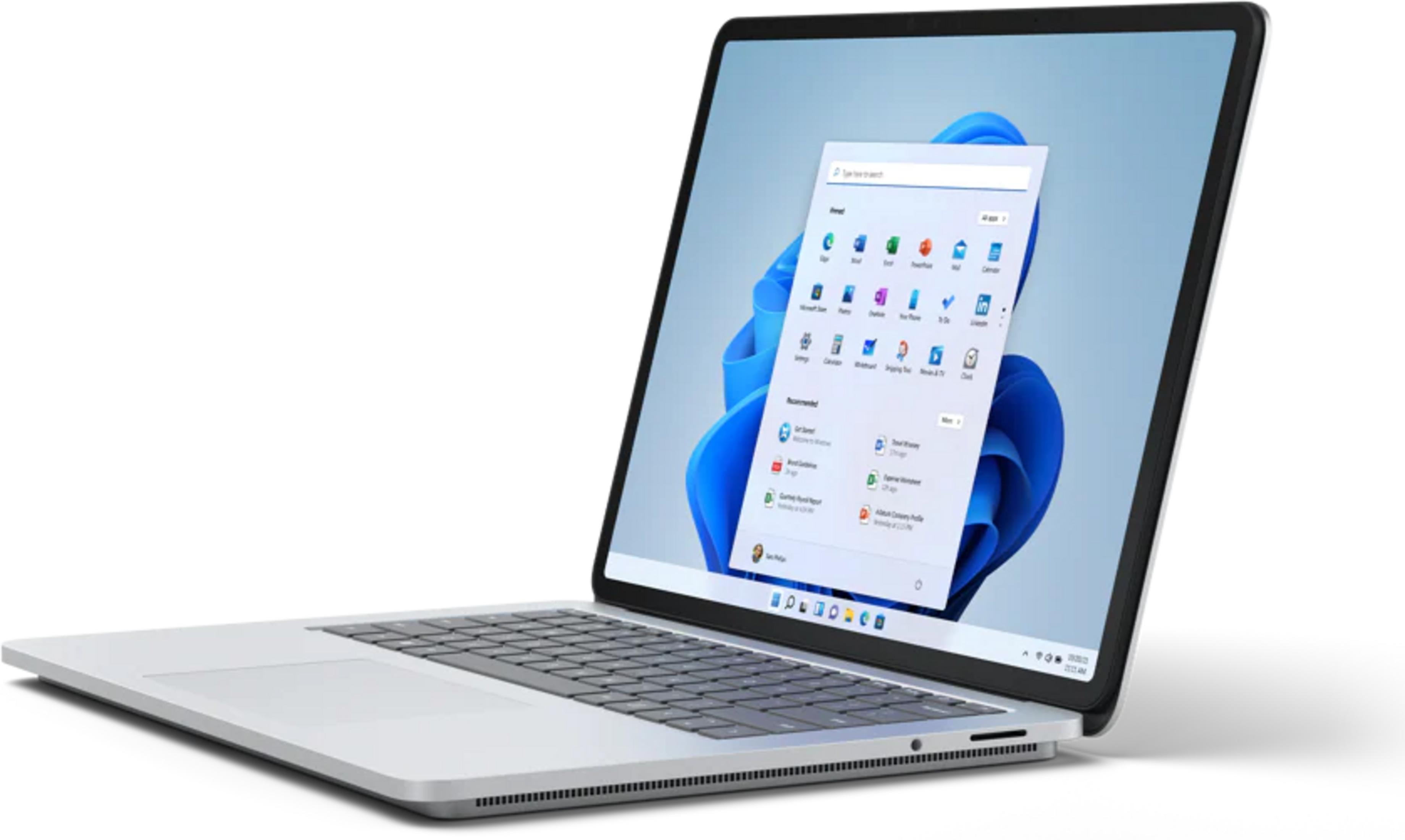 Un laptop argentato con Windows 11 visualizzato, su sfondo bianco.