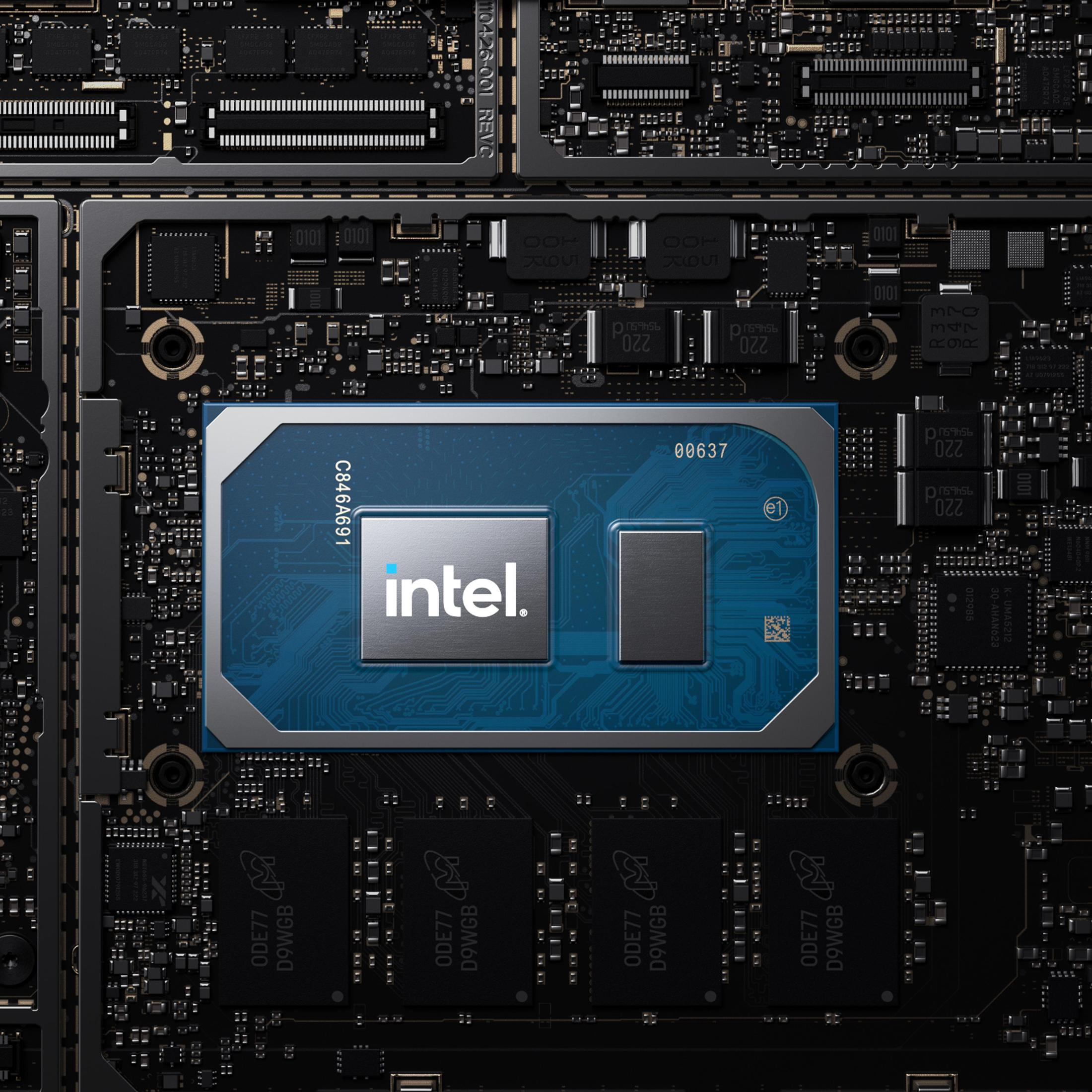 Nahaufnahme einer Intel-CPU auf einer Hauptplatine mit Leiterbahnen und Chips.