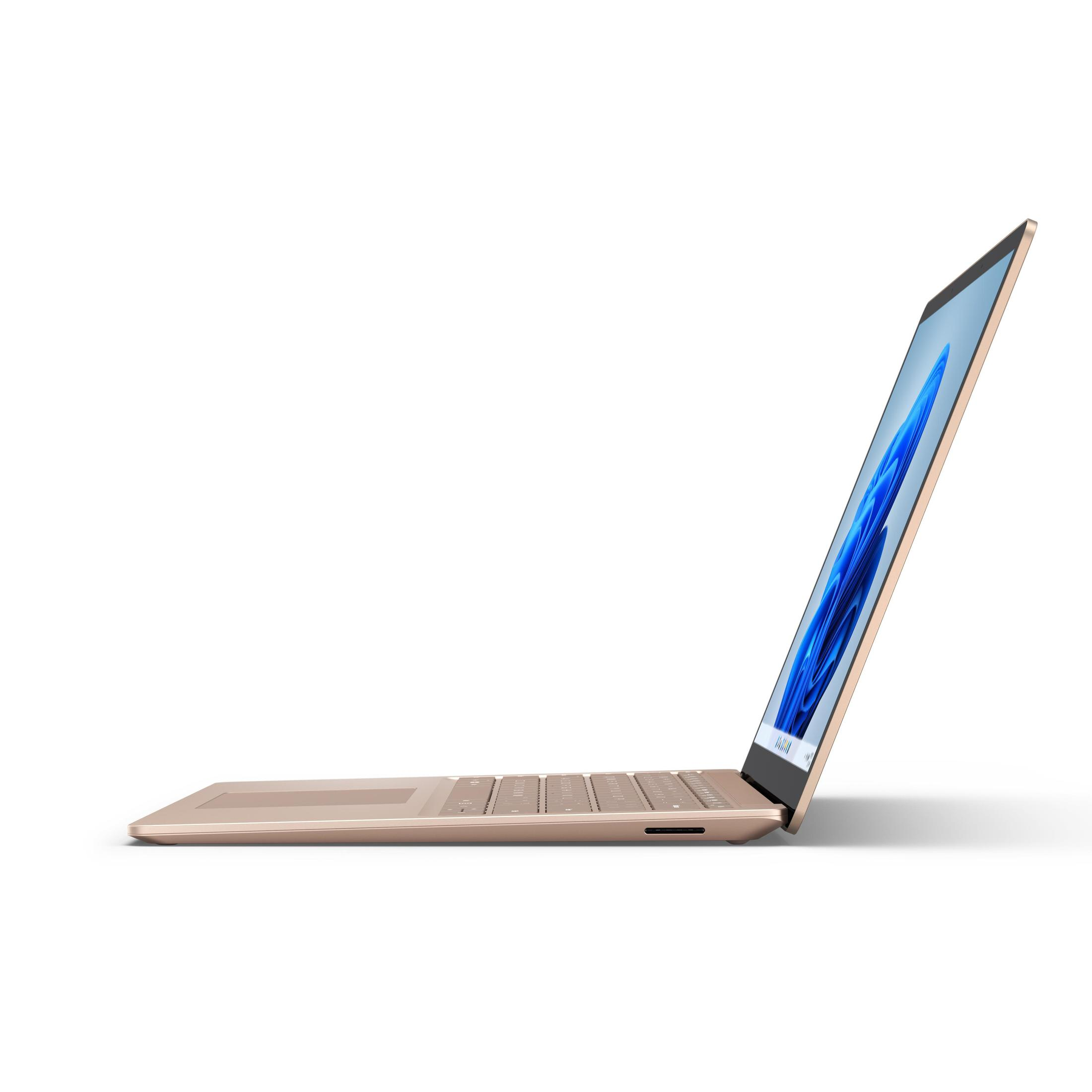 Ein goldener Laptop mit geöffnetem Bildschirm, der auf einem weißen Hintergrund steht.