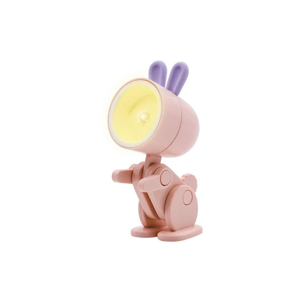 Un robot lampada da scrivania rosa a forma di coniglio con lampadina accesa.