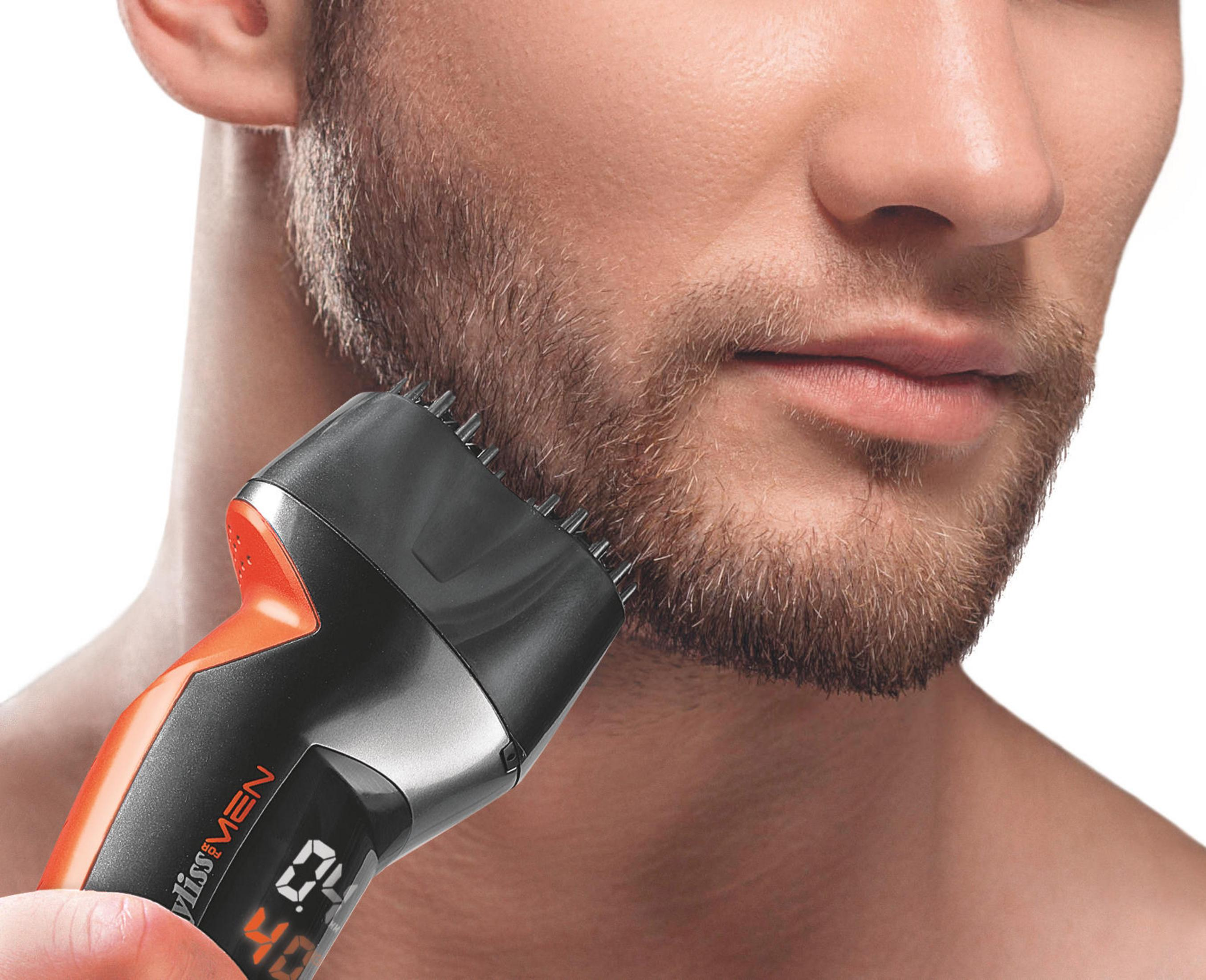 Un hombre recorta su barba con una recortadora negra y naranja con pantalla digital.