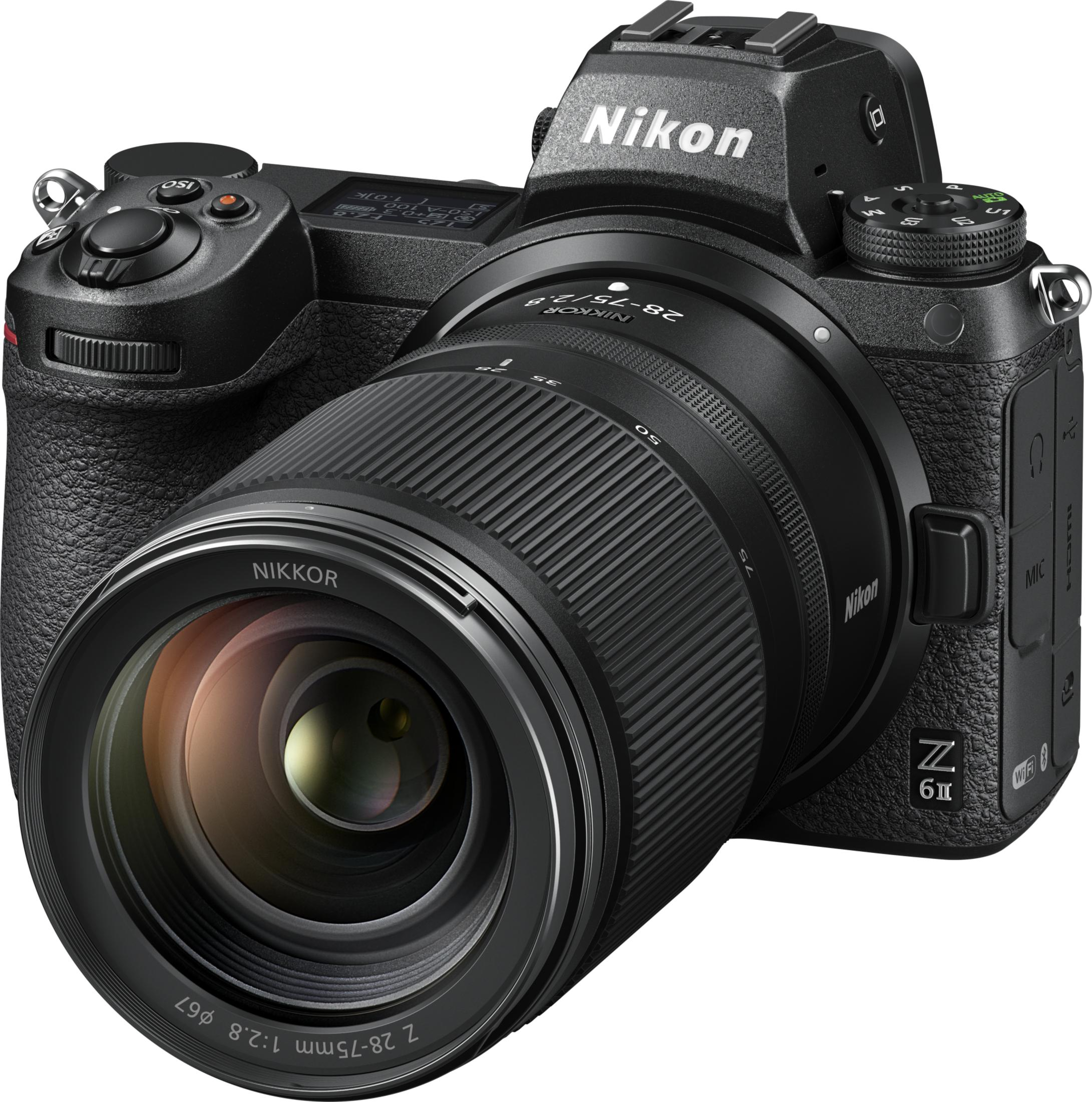 Fotocamera mirrorless Nikon Z 6II nera con obiettivo Nikkor 28-75mm f/2.8 montato.