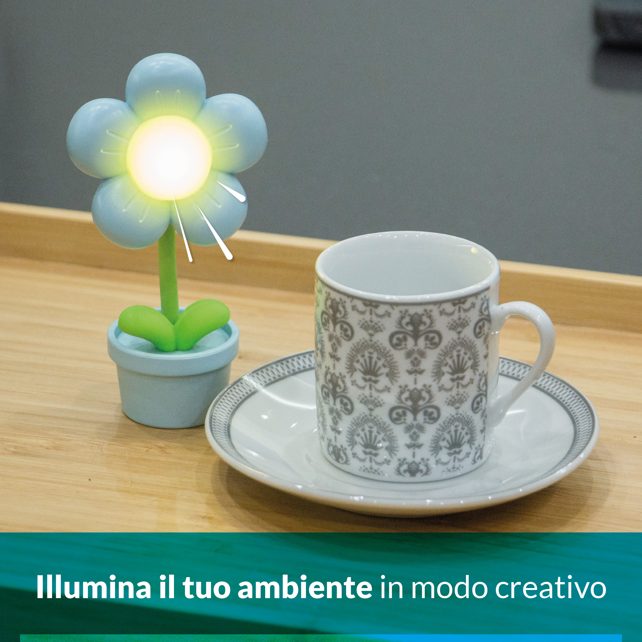Una luce a forma di fiore blu con tazza da caffè su vassoio.