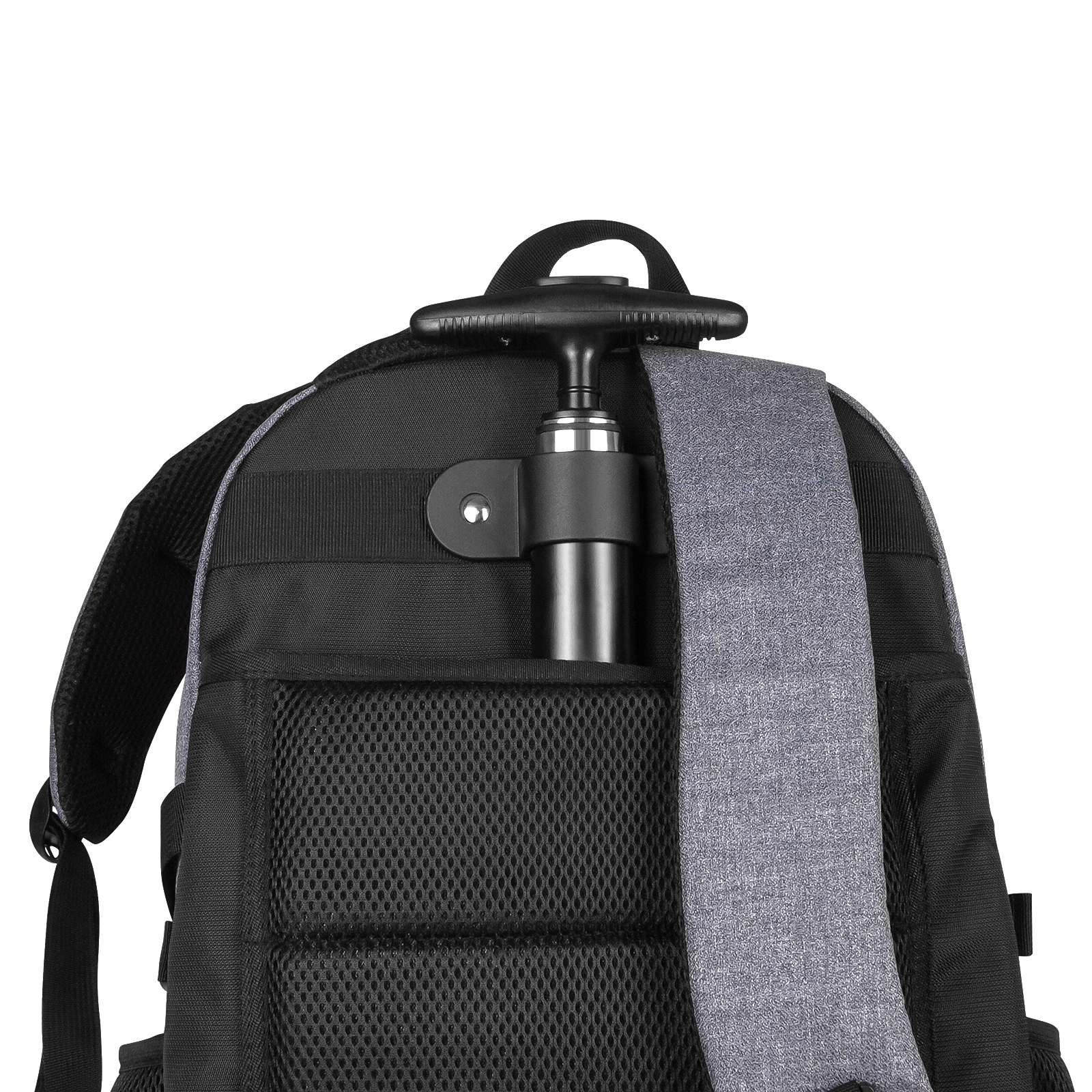 Primer plano de una mochila negra con un asa retráctil saliendo.