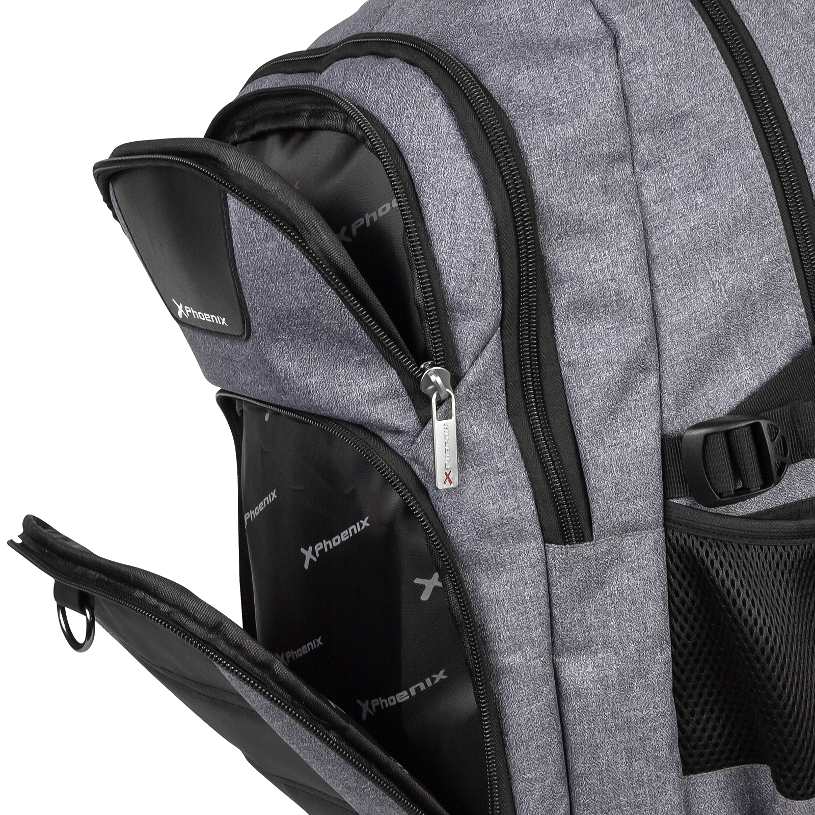 Mochila gris con compartimentos abiertos, cremalleras y bolsillo de malla.