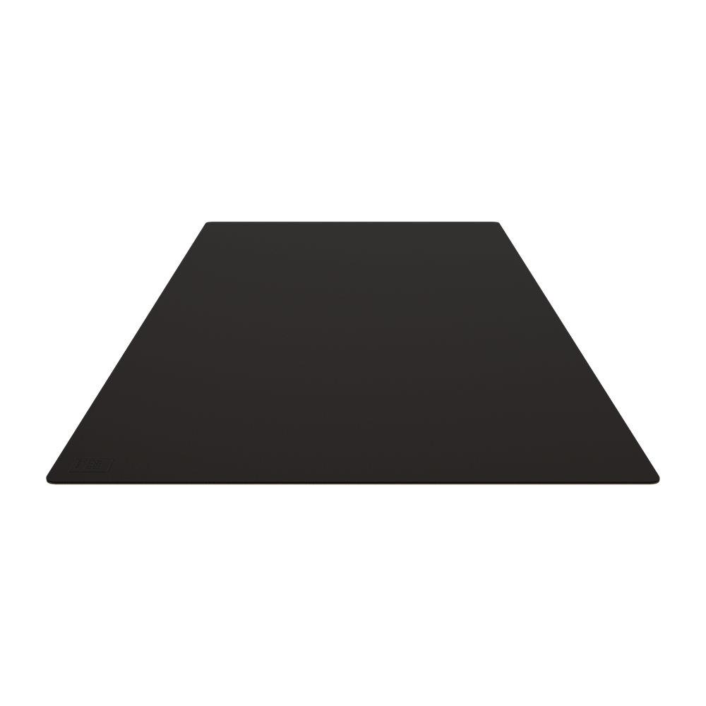 Una alfombrilla rectangular gris oscuro yace plana sobre un fondo negro. La alfombrilla tiene un brillo sutil.
