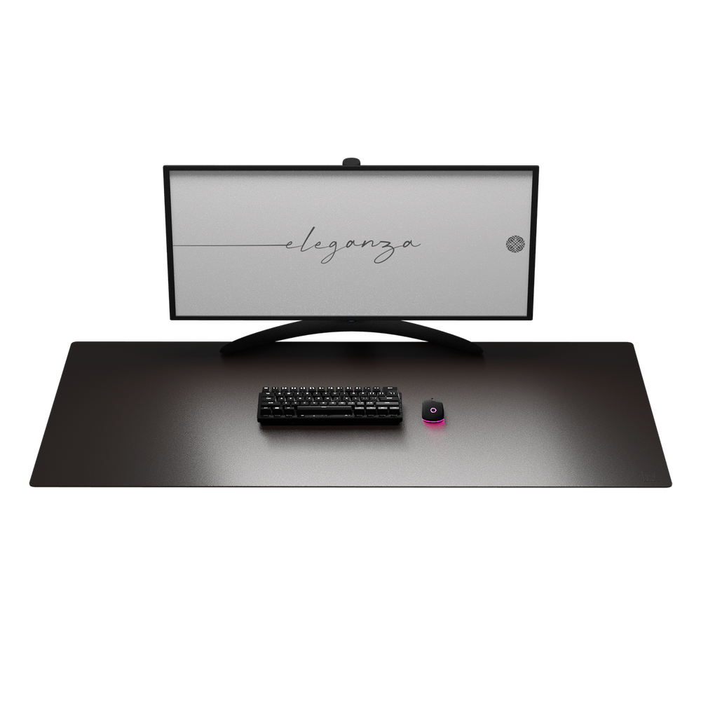 Una configuración de escritorio con un monitor, teclado y ratón en una alfombrilla.