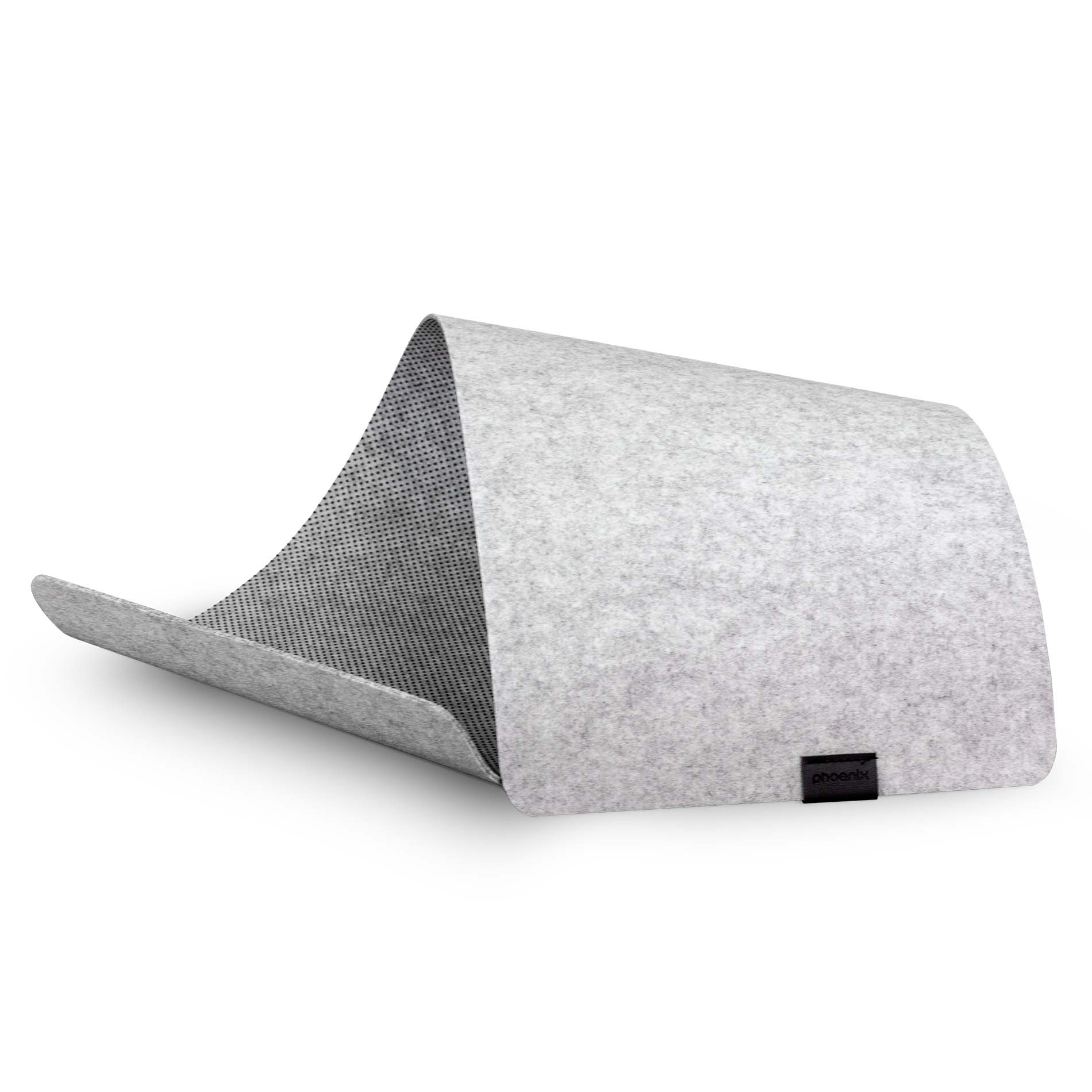 Cesta de fieltro gris con interior estampado y logo negro abajo.