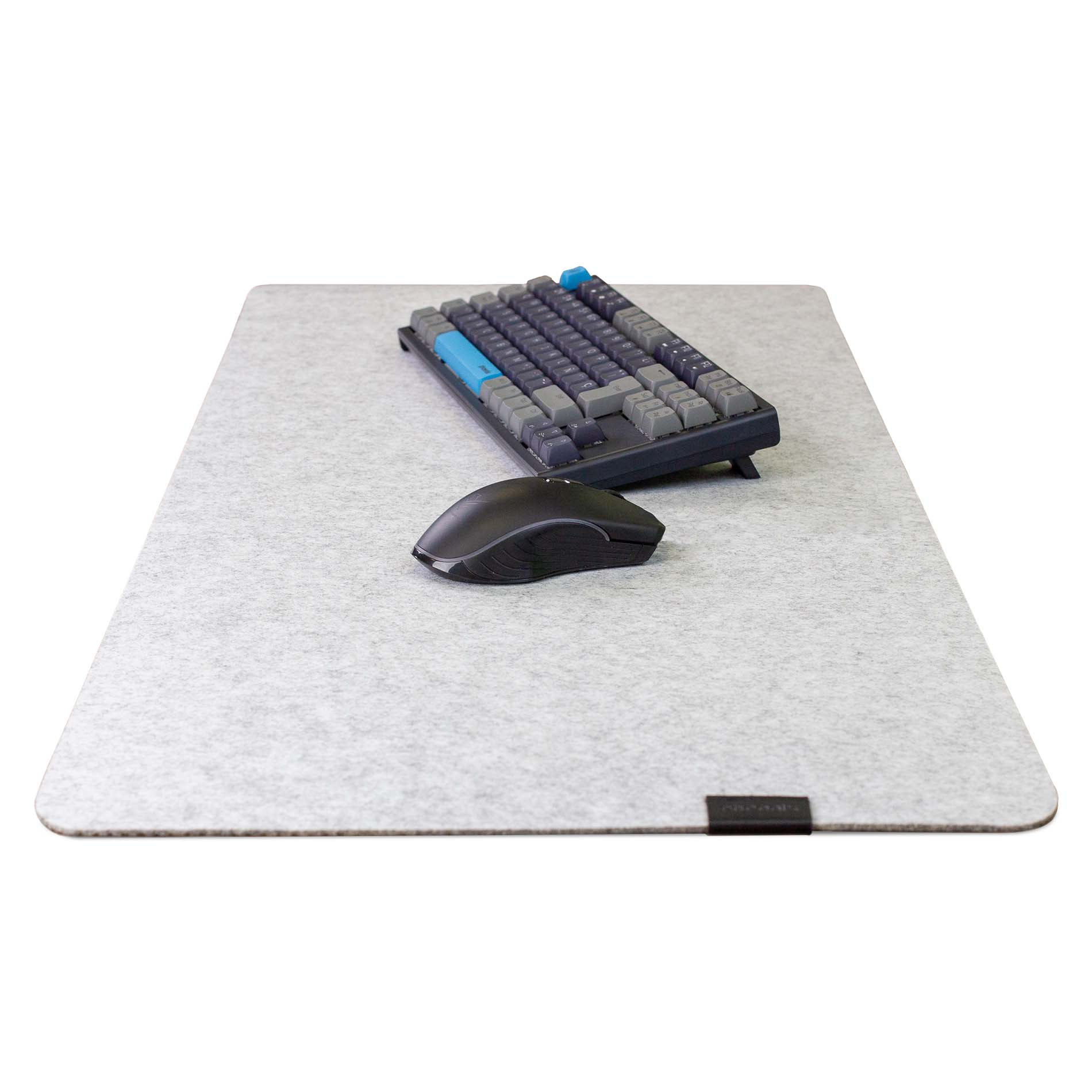 Alfombrilla de fieltro gris con ratón y teclado negros.