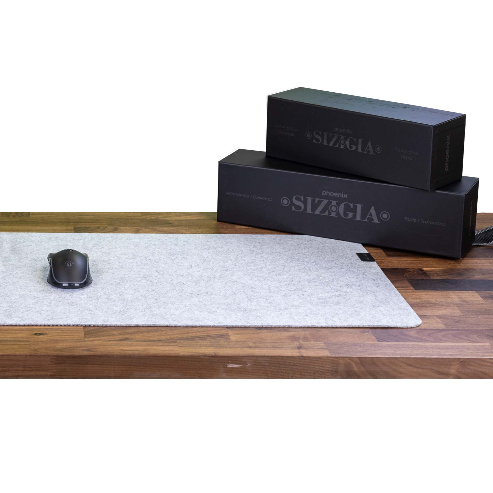 Alfombrilla de escritorio de fieltro gris con ratón y dos cajas negras.