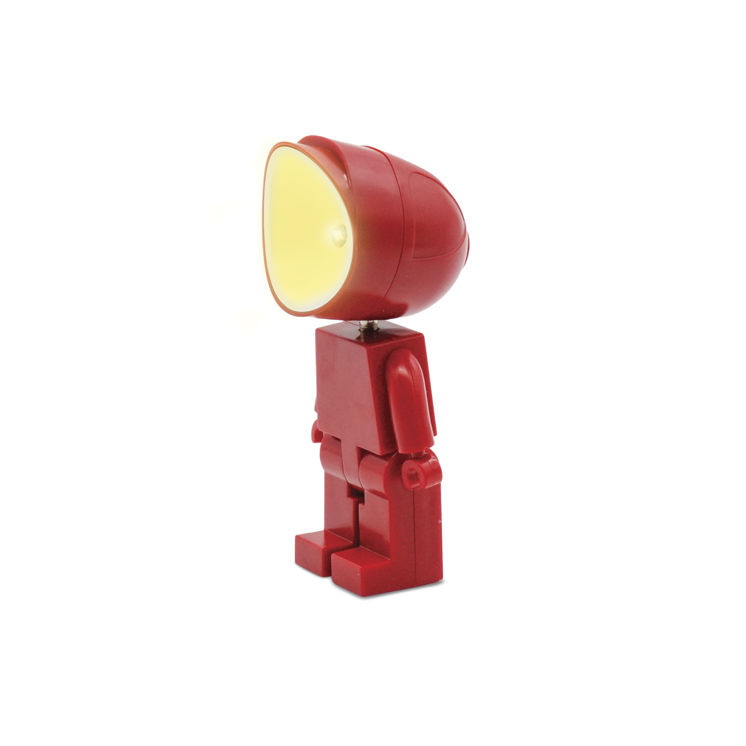 Una lampada da scrivania robot rossa con testa illuminata su sfondo bianco.