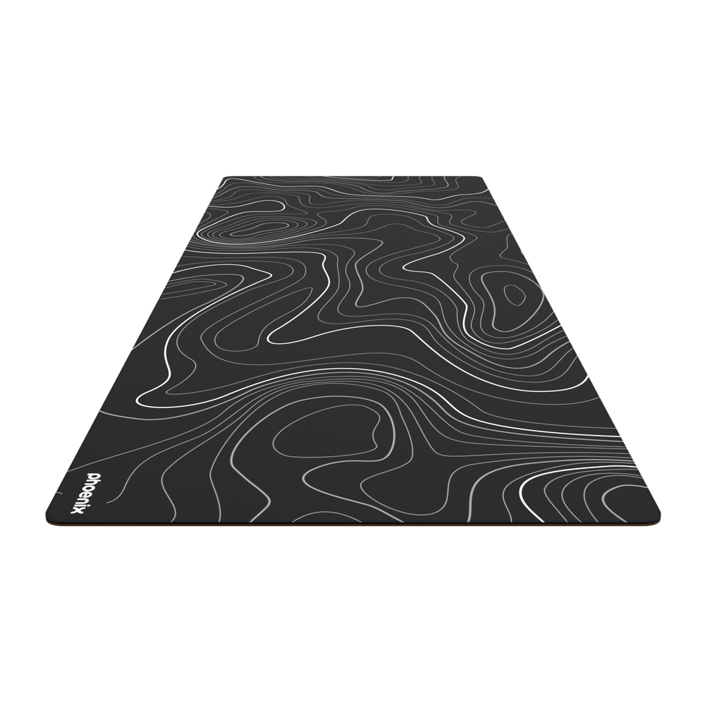 Una alfombrilla oscura con líneas topográficas blancas y el logo de Phoenix.