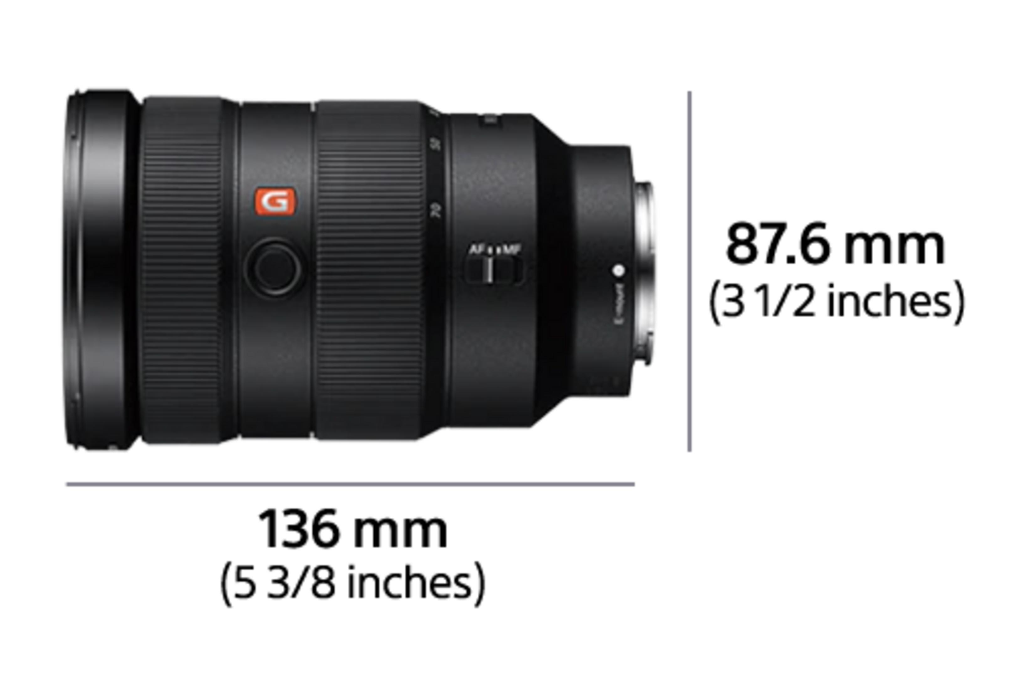 Czarny obiektyw Sony G o długości 136 mm i średnicy 87,6 mm.