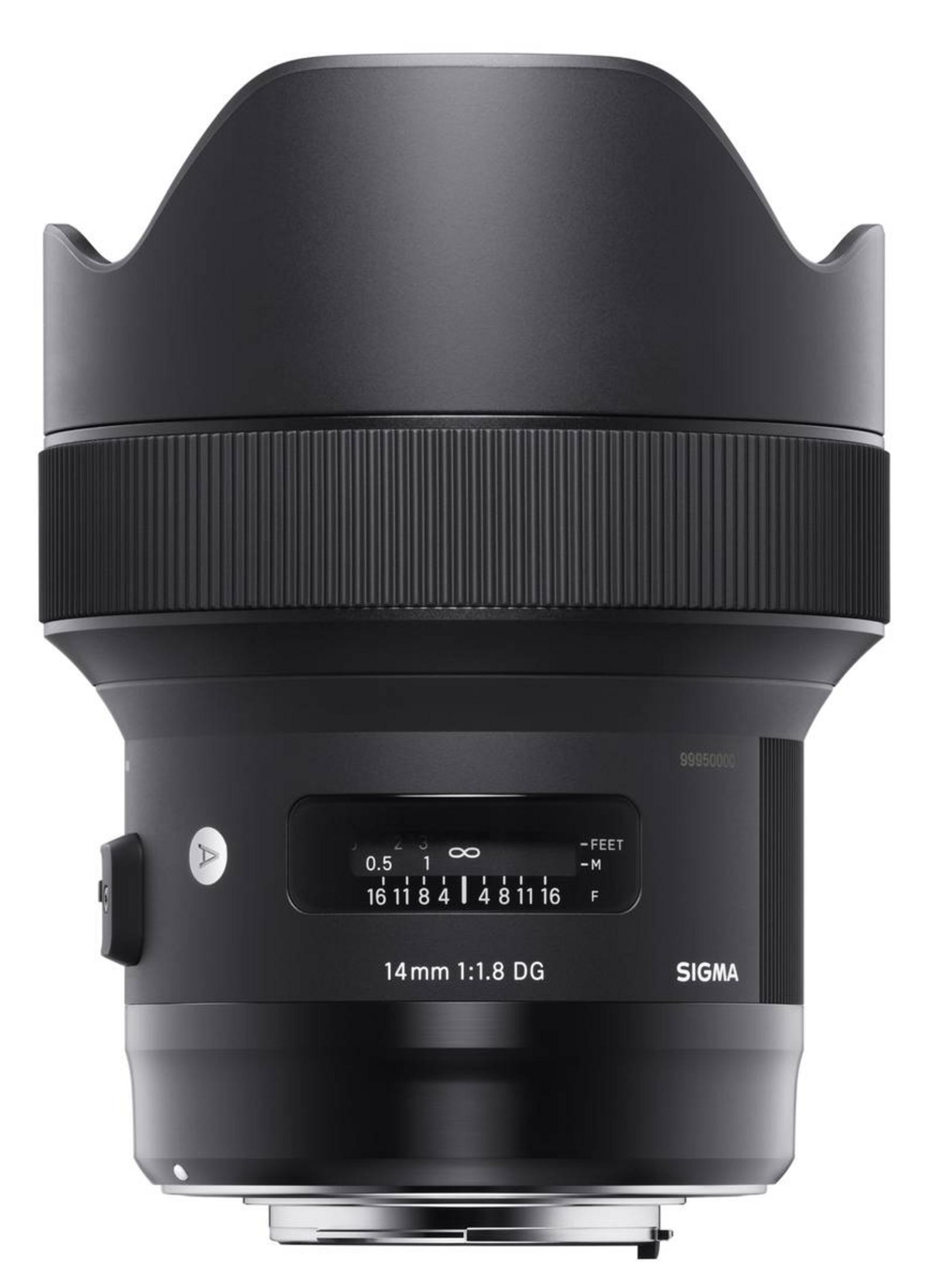 Obiettivo fotocamera nero con ghiera di messa a fuoco e display apertura.