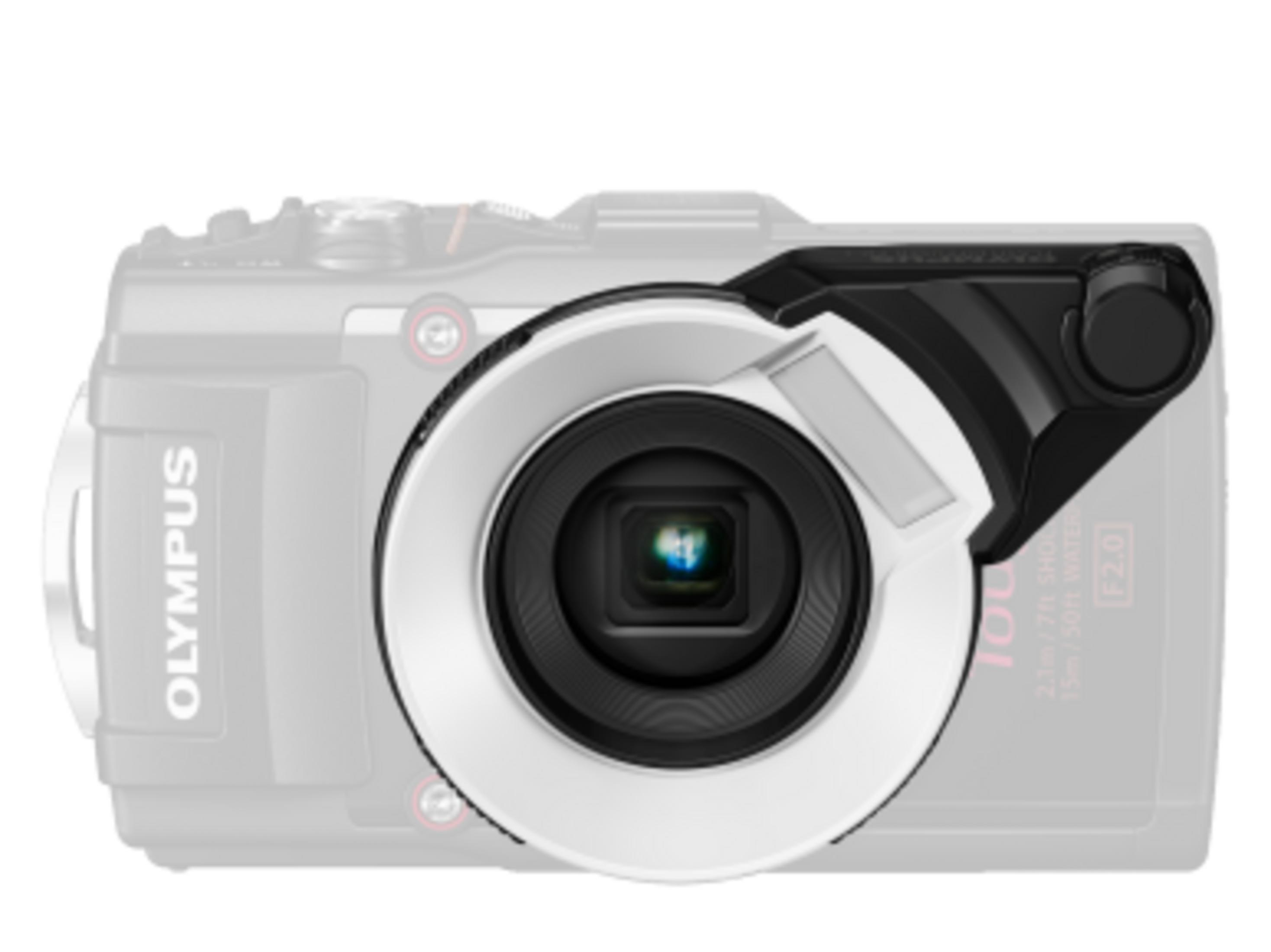 Olympus Kamera mit weißem Ring um die Linse und schwarzem Griff.