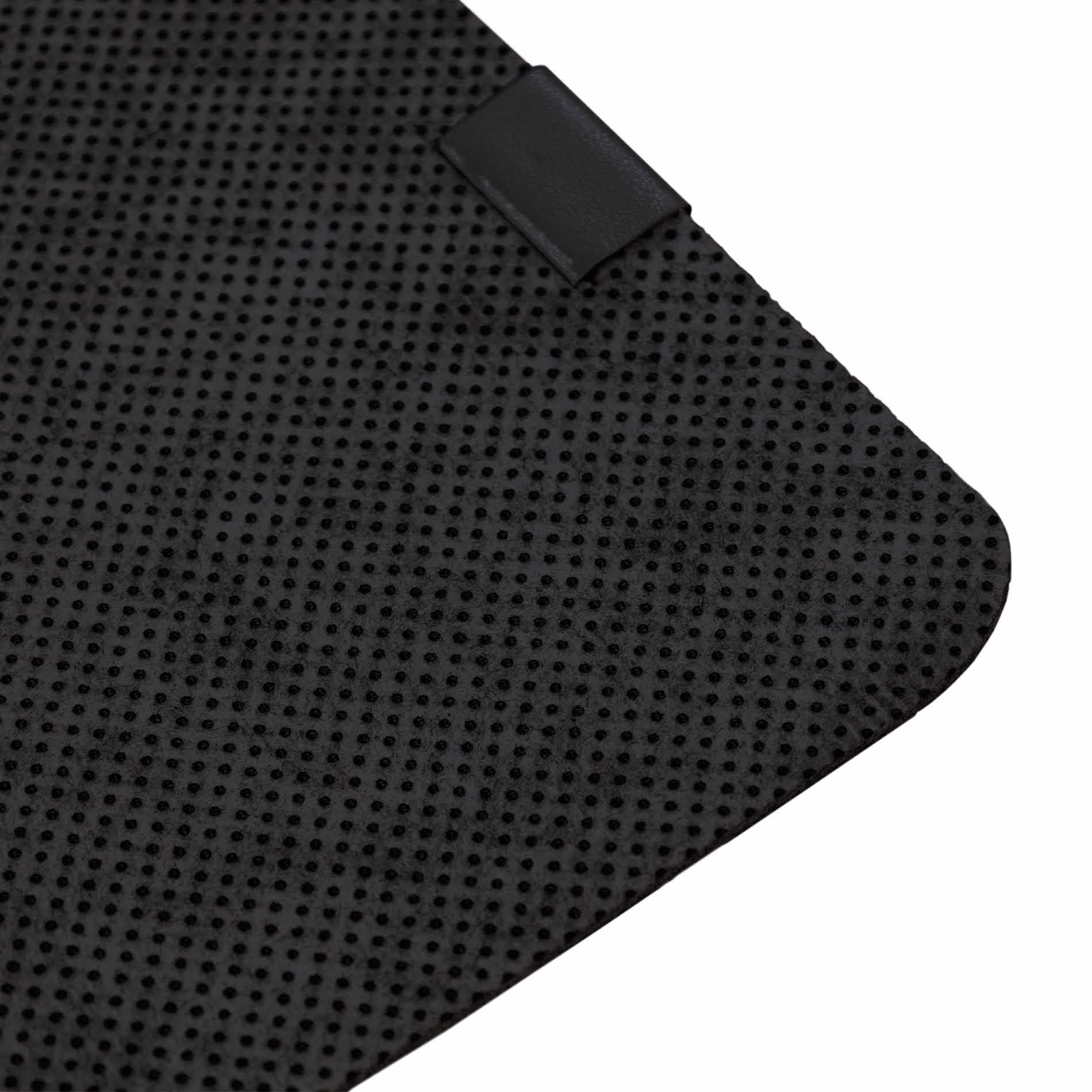 Material negro texturizado con pequeños puntos y una trabilla de cuero negra.
