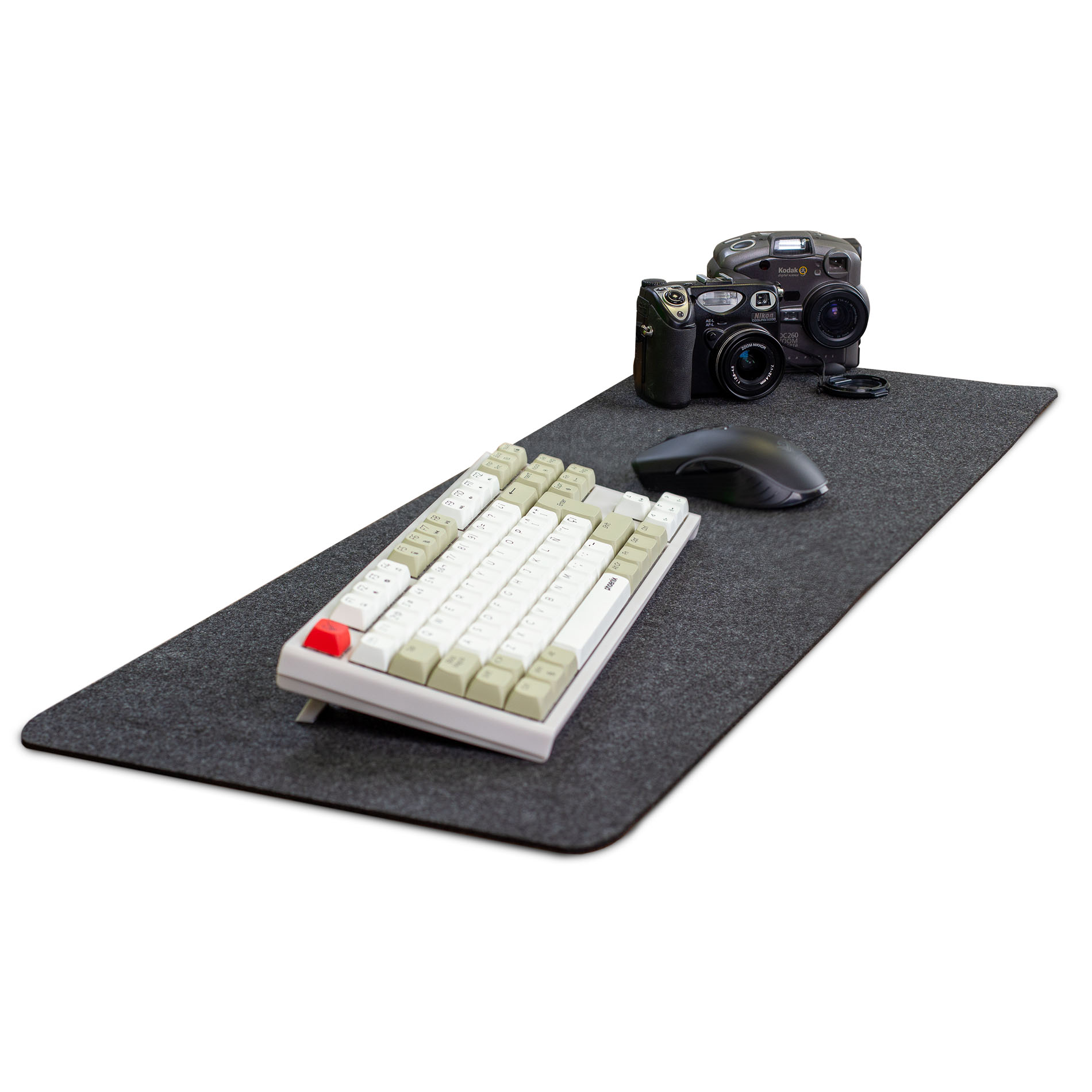 Un teclado, ratón y dos cámaras sobre una alfombrilla gris.